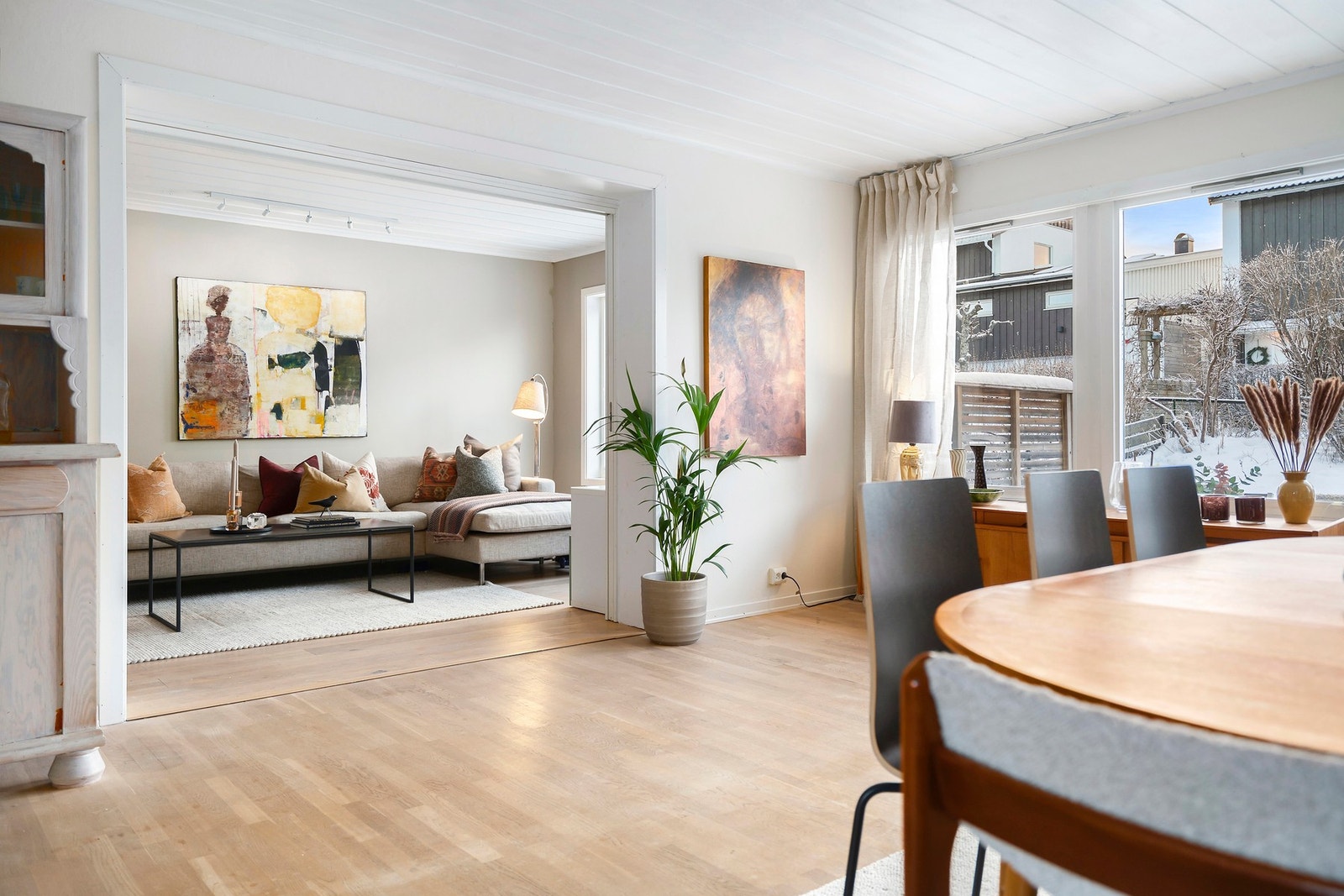 Stuen er stor og romslig har flere soner. Galleribilde