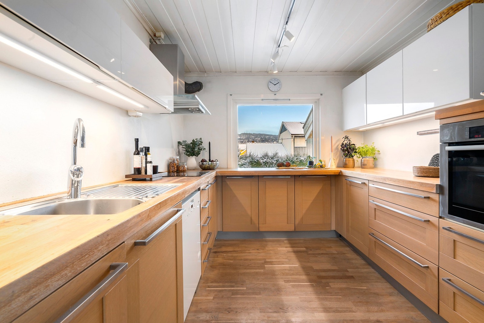 Integrert koketopp og komfyr, samt underlimt vask med ett greps blandebatteri. Galleribilde