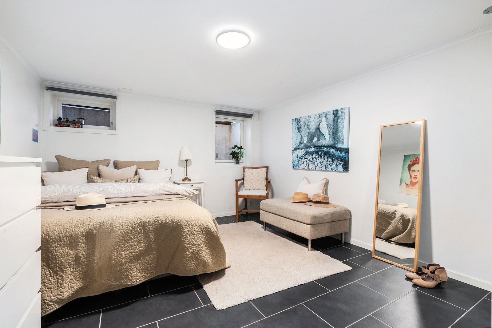 Kjellerstue som i dag benyttes som soverom. Galleribilde