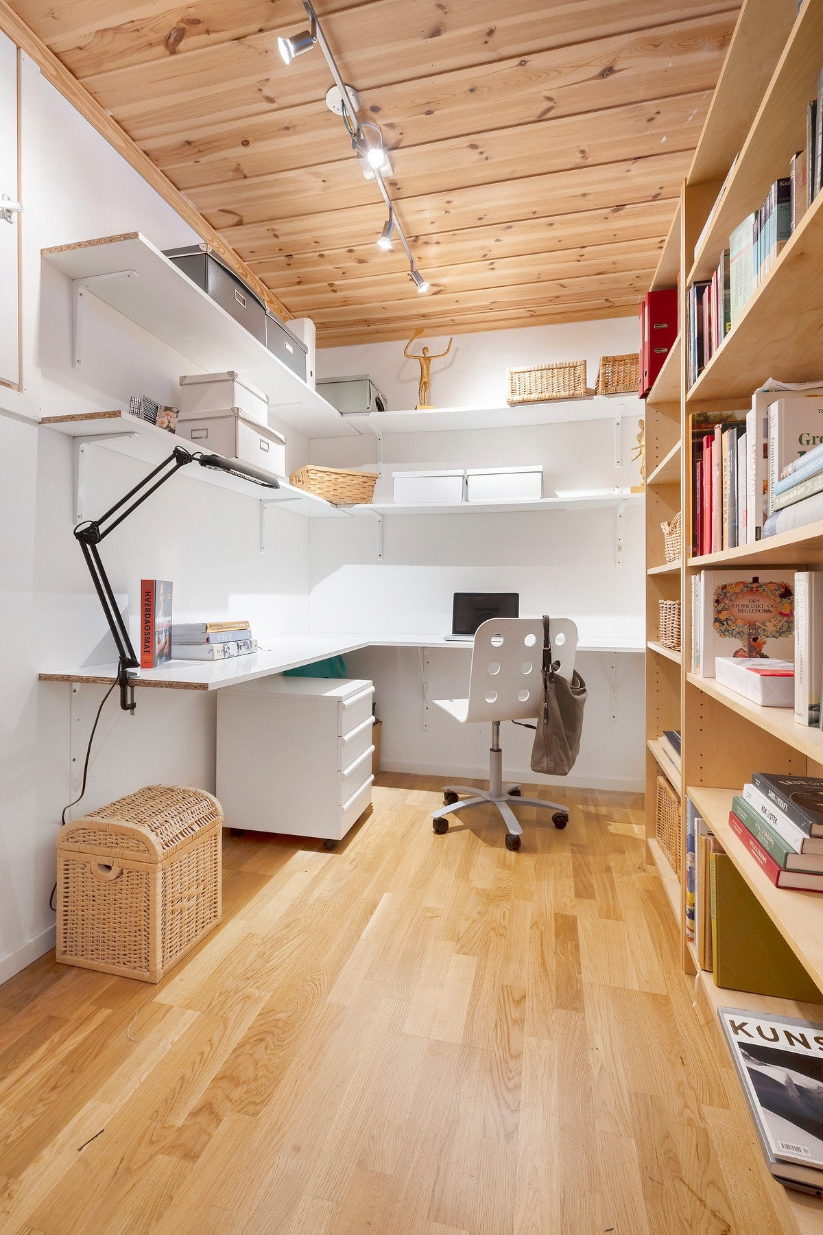 Praktisk kontorplass med mye lagring/hylleplass. Galleribilde