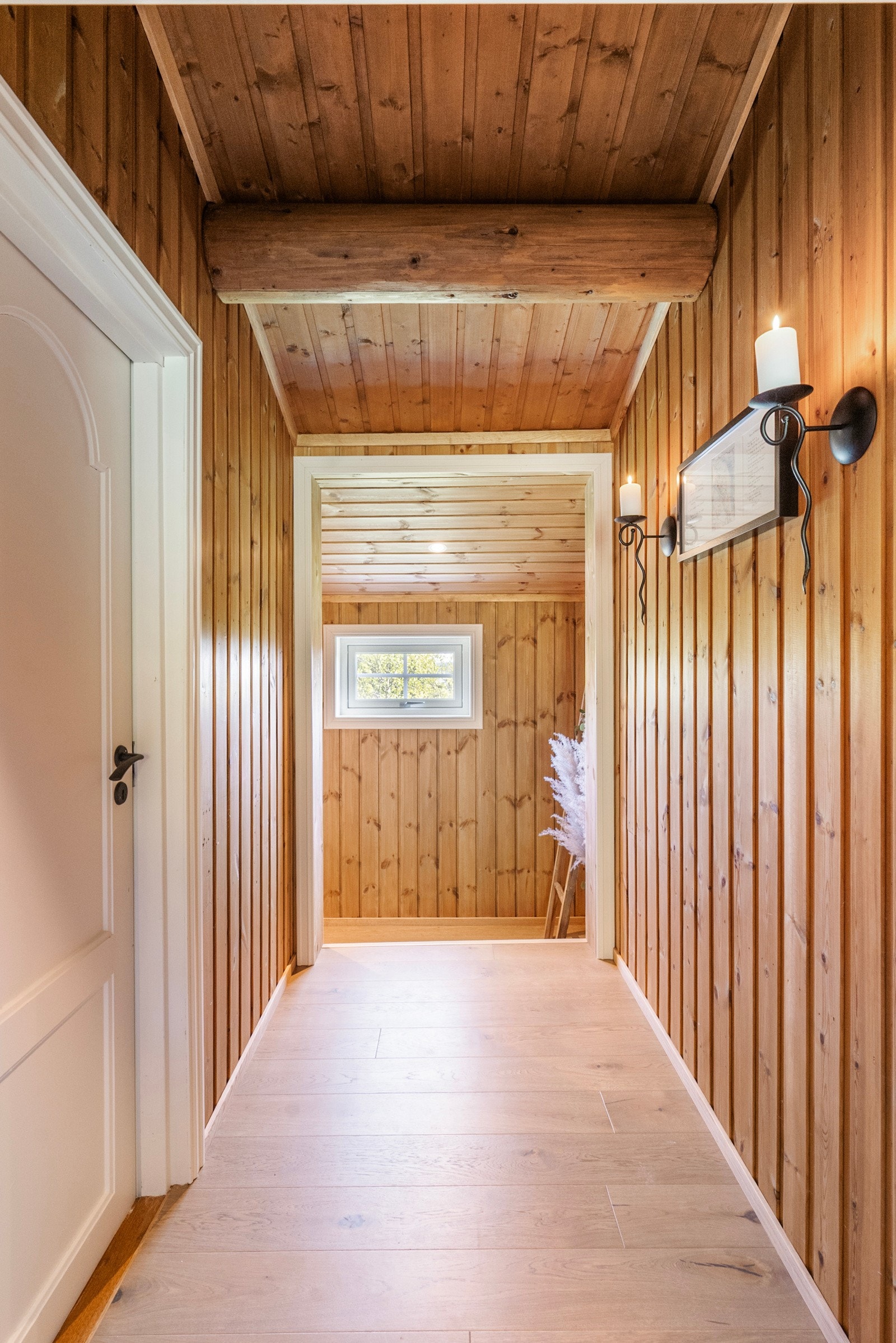 Svalgang mellom bygninger er bygget inn som del av hytte Galleribilde