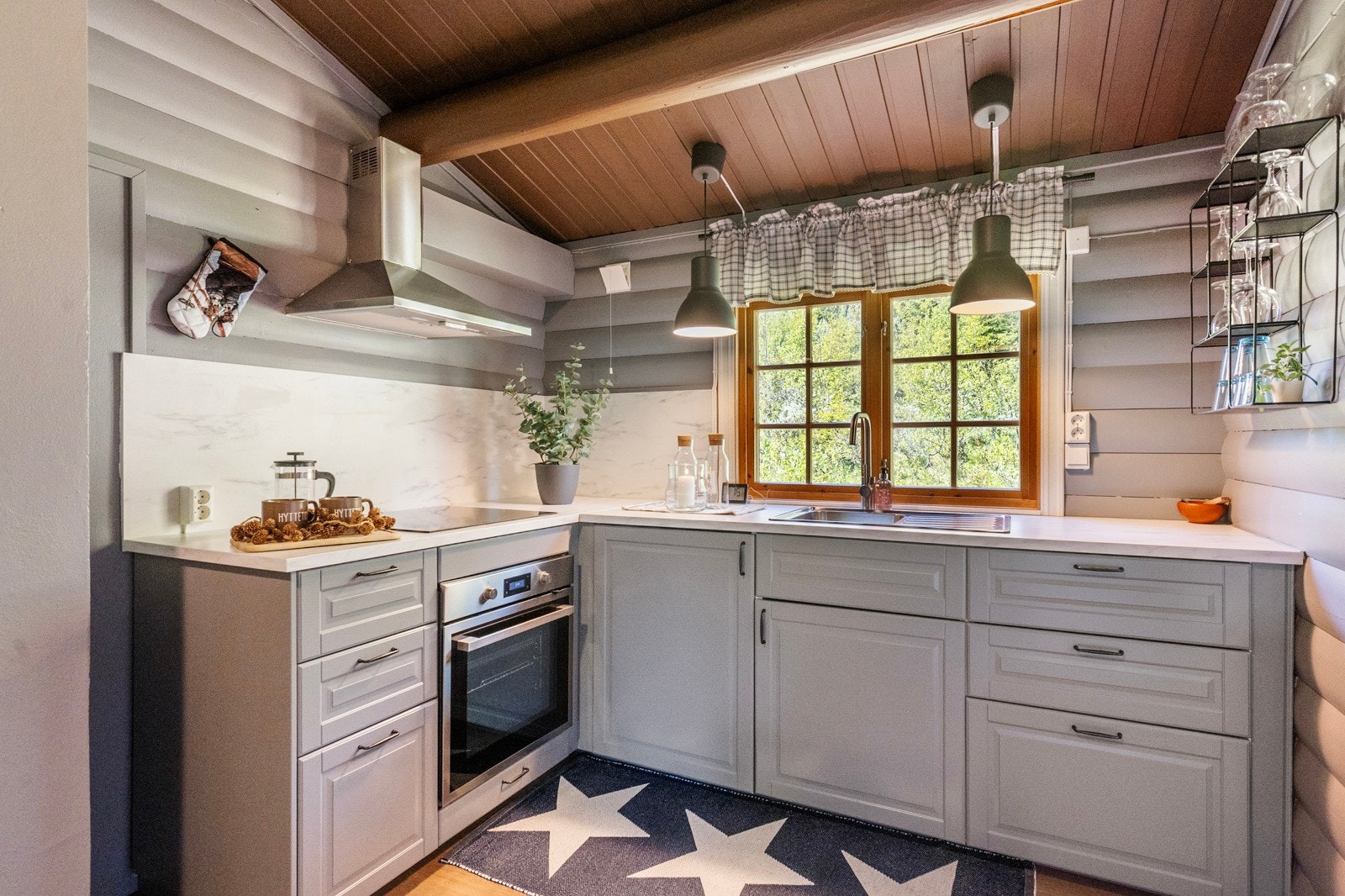 Kjøkkenet har innredning fra 2021. Innredningen har under- og overskap med grå, profilerte fronter Galleribilde