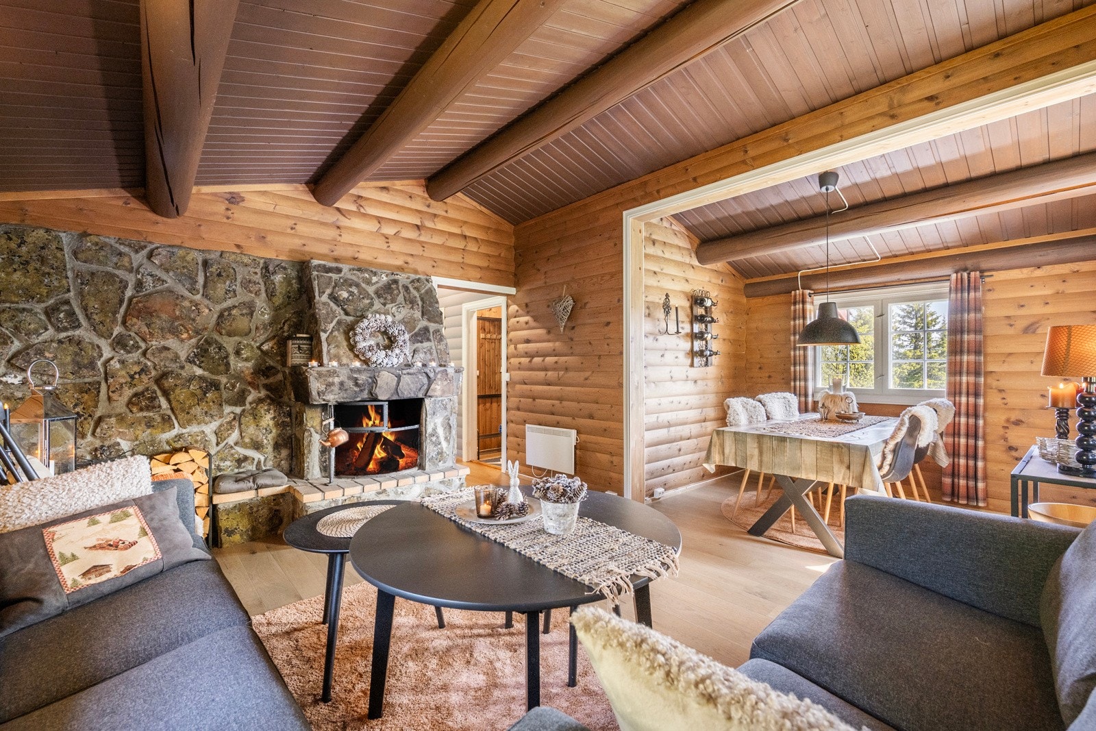 I stua er det stor peis som varmer godt på kalde vinterdager, og som gir en lun og god stemning. Galleribilde