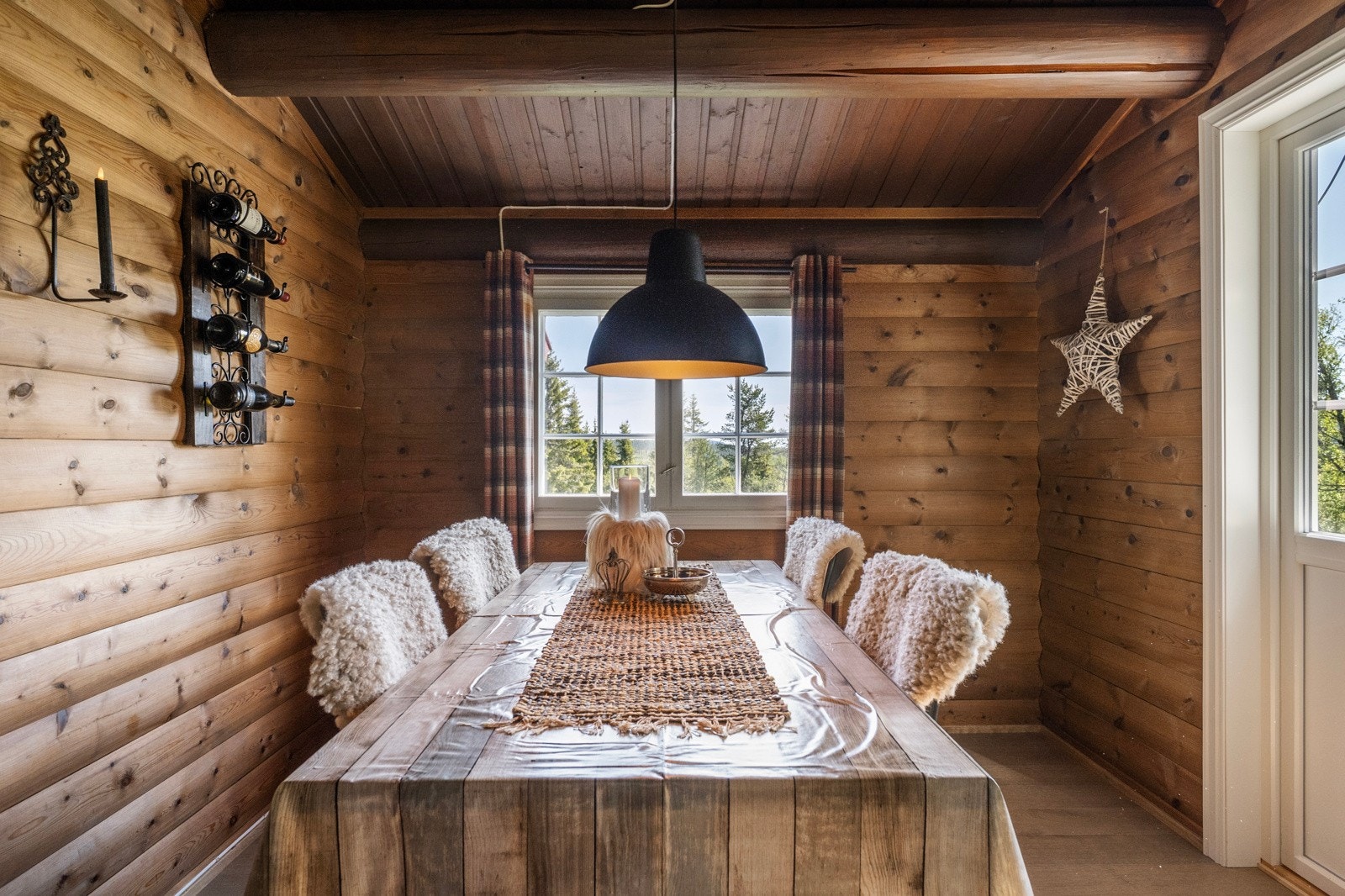 Dette er et koselig rom for hele familien som innbyr til hyggelige kvelder med hyttekos, god mat, kort- og brettspill. Galleribilde