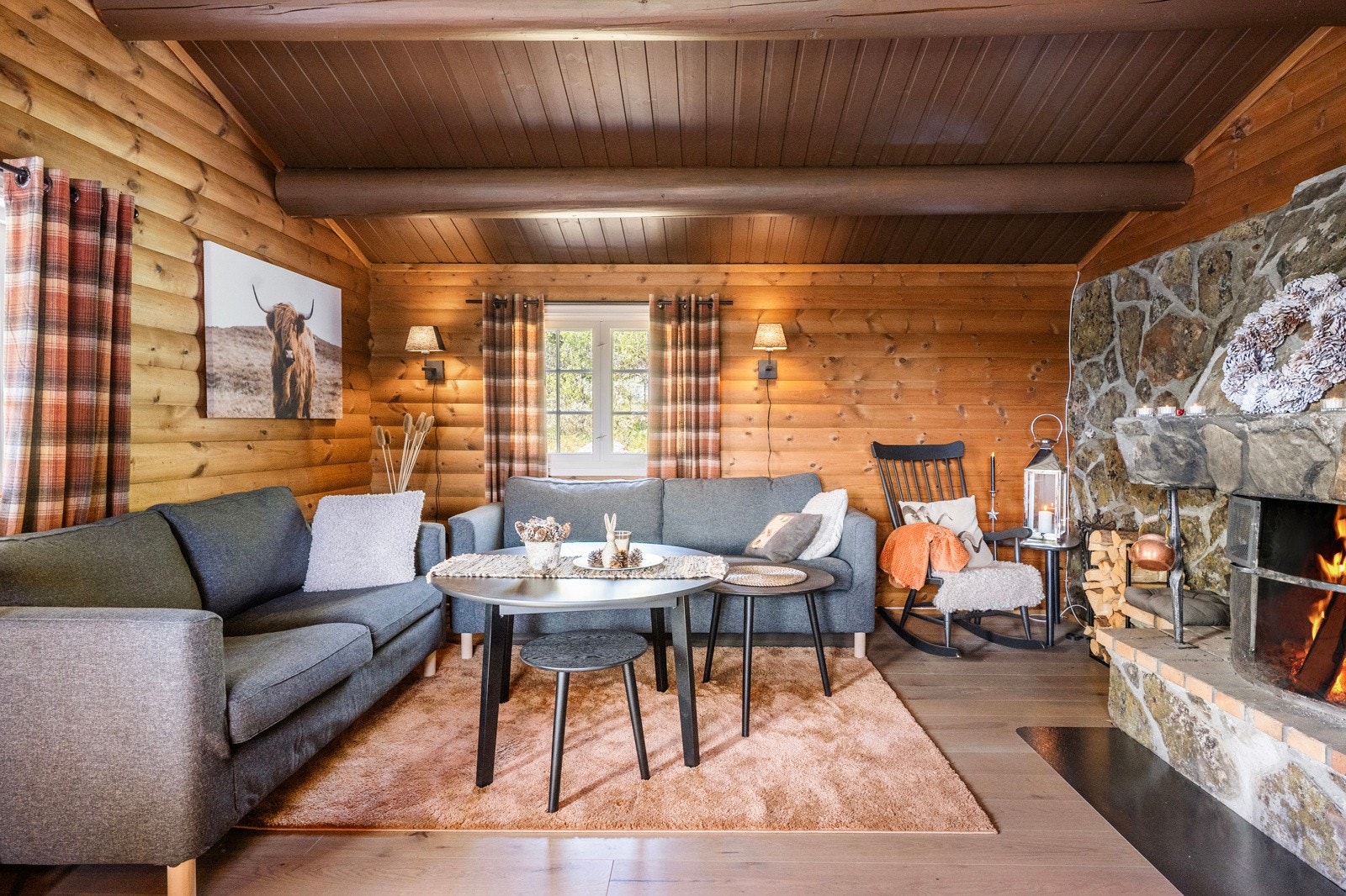 Gulv har overflater av heltregulv, vegger har overflater av trepanel og himlinger har overflater av trepanel og synlige åser. Galleribilde