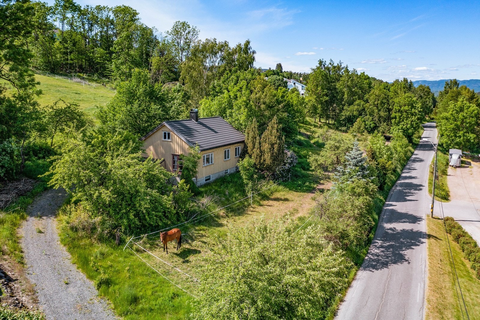 Eiendommen har fin utsikt og en landlig, men sentral beliggenhet Galleribilde