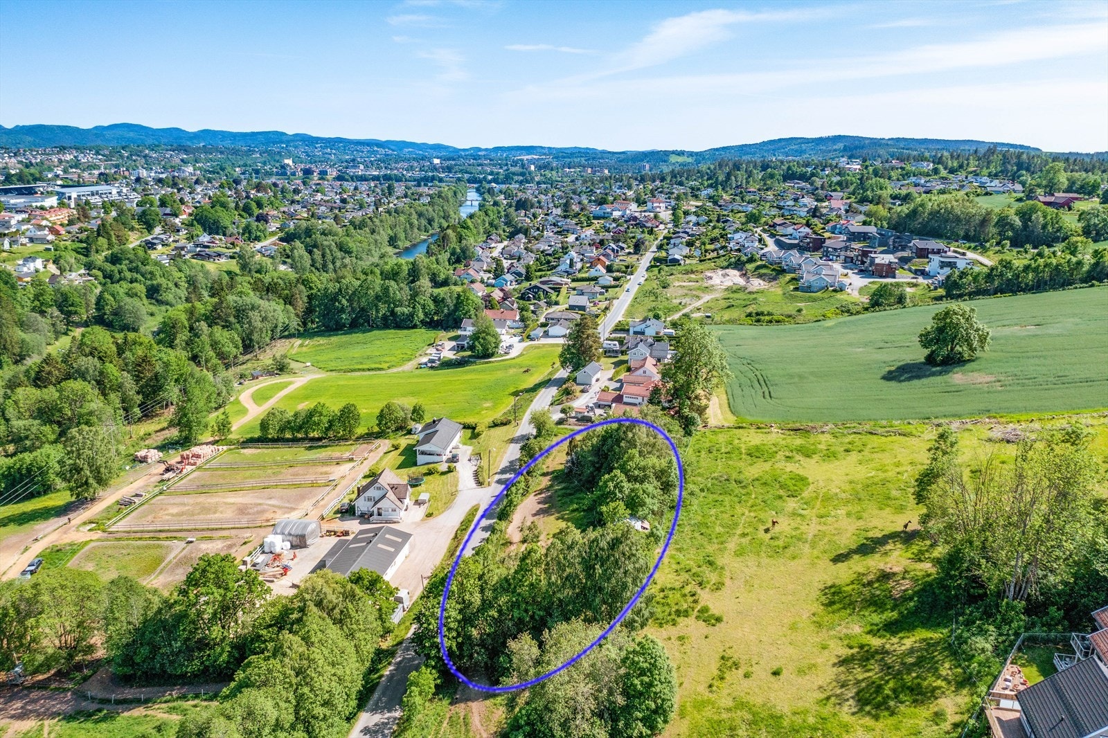 Tomteareal på rett over 3 mål med grenser mot Hynivegen Galleribilde