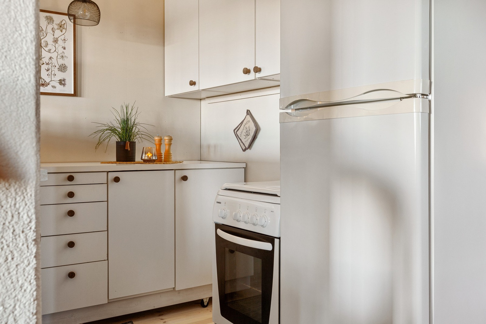 Laminert benkeplate. Naturlig avtrekk fra kjøkken/stue. Galleribilde