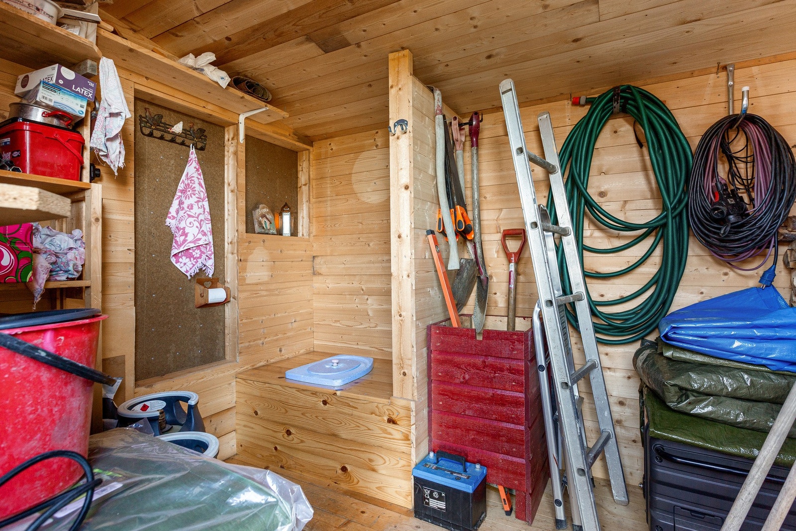 Uthus med utedo Galleribilde