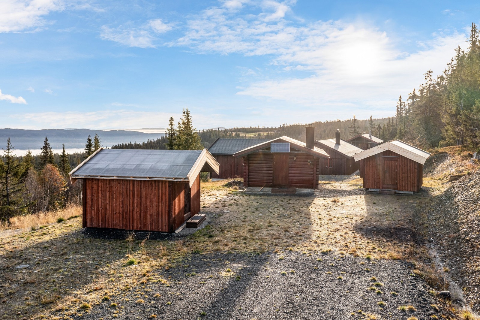 Her har du umiddelbar nærhet til flott turterreng, sommer som vinter med bl.a. ca. 300 meter til preparerte skiløyper Galleribilde