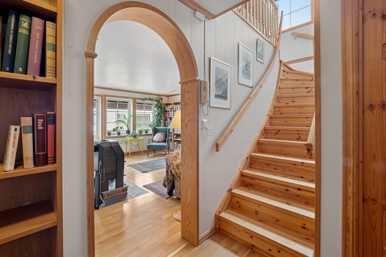 Fra gangen går det trapp opp til loftsetasjen. Galleribilde