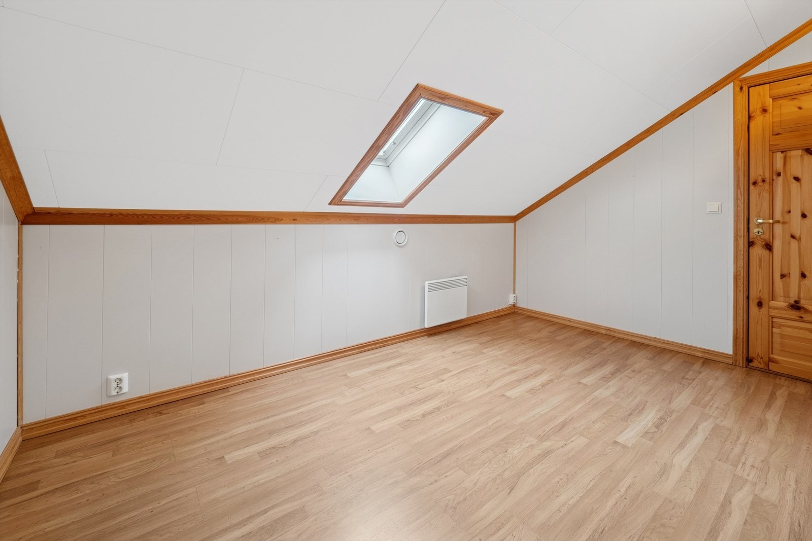Soverom i loftsetasjen er ikke omsøkt og godkjent. Se informasjon i salgsoppgaven under punkt for ferdigattest. Galleribilde