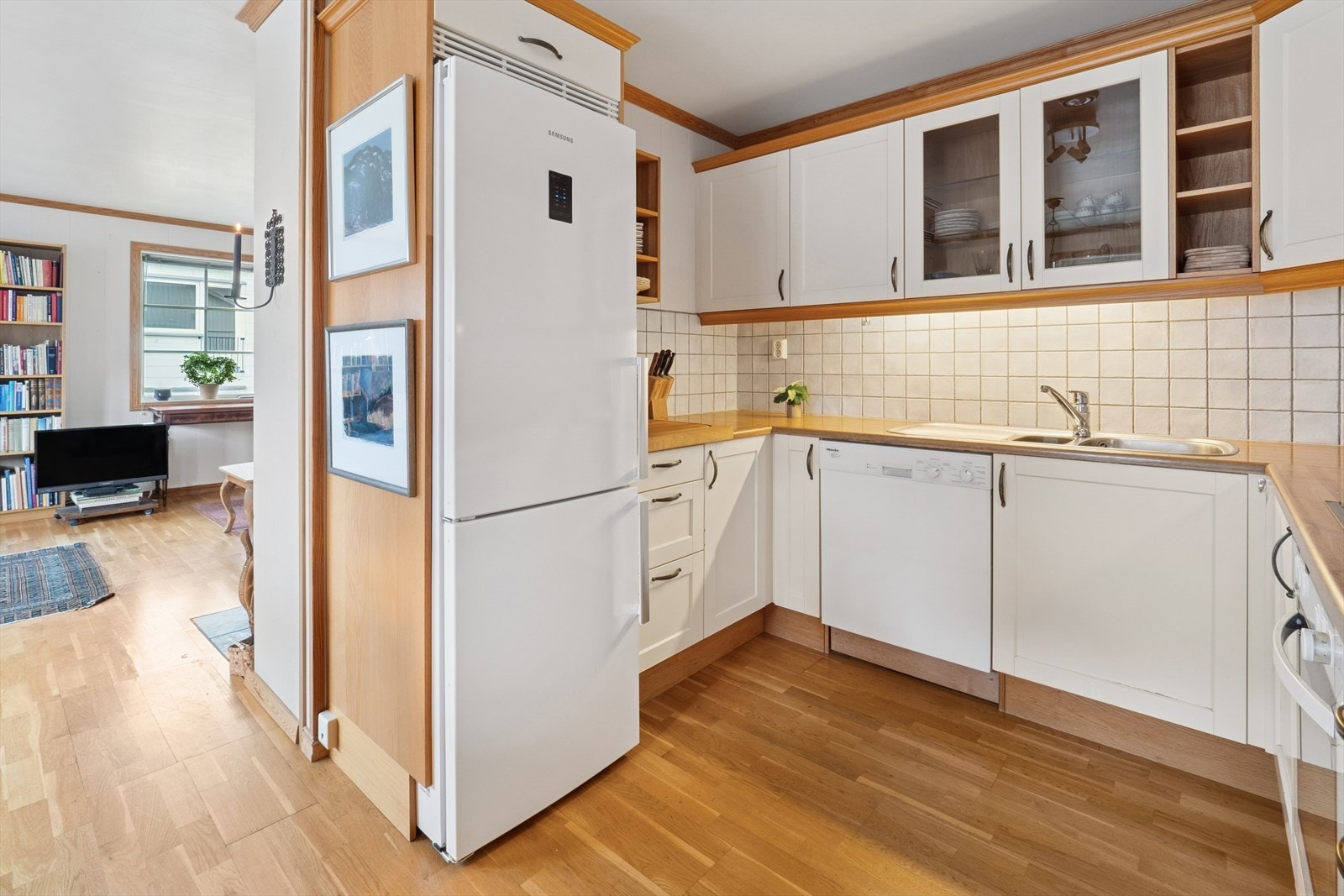 Dette kjøkkenet har en stilfull innredning med profilerte fronter og en slitesterk laminat benkeplate. Det er godt utstyrt med kjøl/fryseskap, oppvaskmaskin, komfyr og platetopp, samt en praktisk kjøkkenvakt. Galleribilde