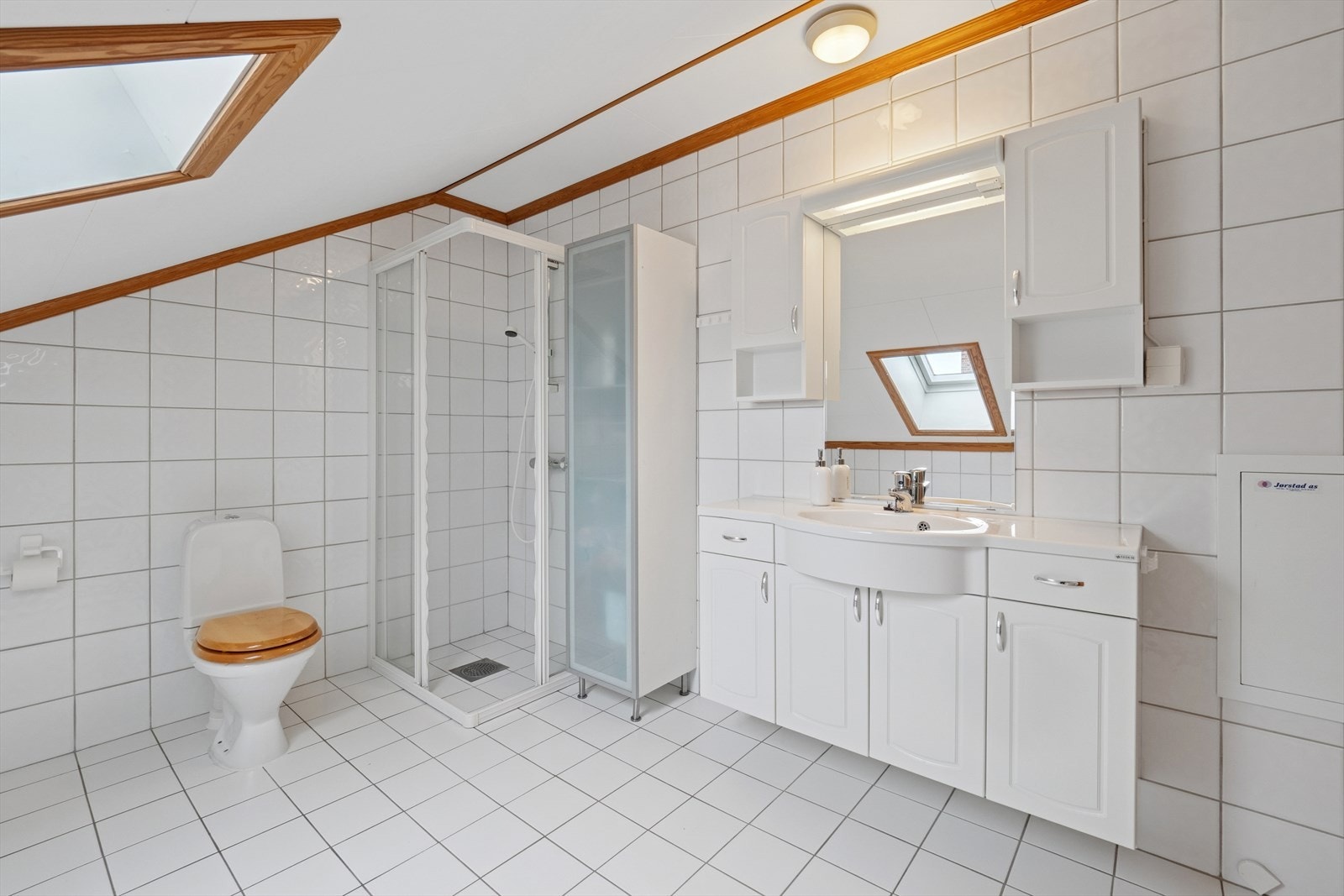 Baderommet i loftsetasjen er helfliset med elektriske varmekabler i gulvet. Galleribilde