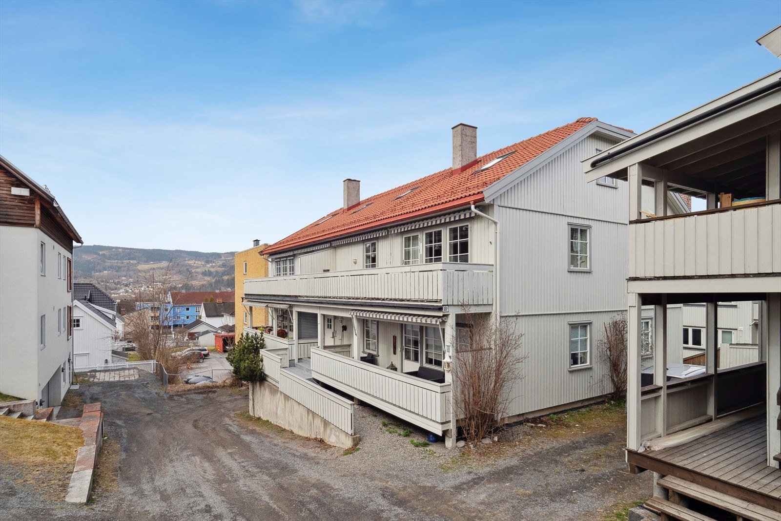 Sportsplassen med kunstgressbane, volleyball- og basketbane, lekeplass og skøytebane vinterstid ligger like nedenfor boligen. Galleribilde