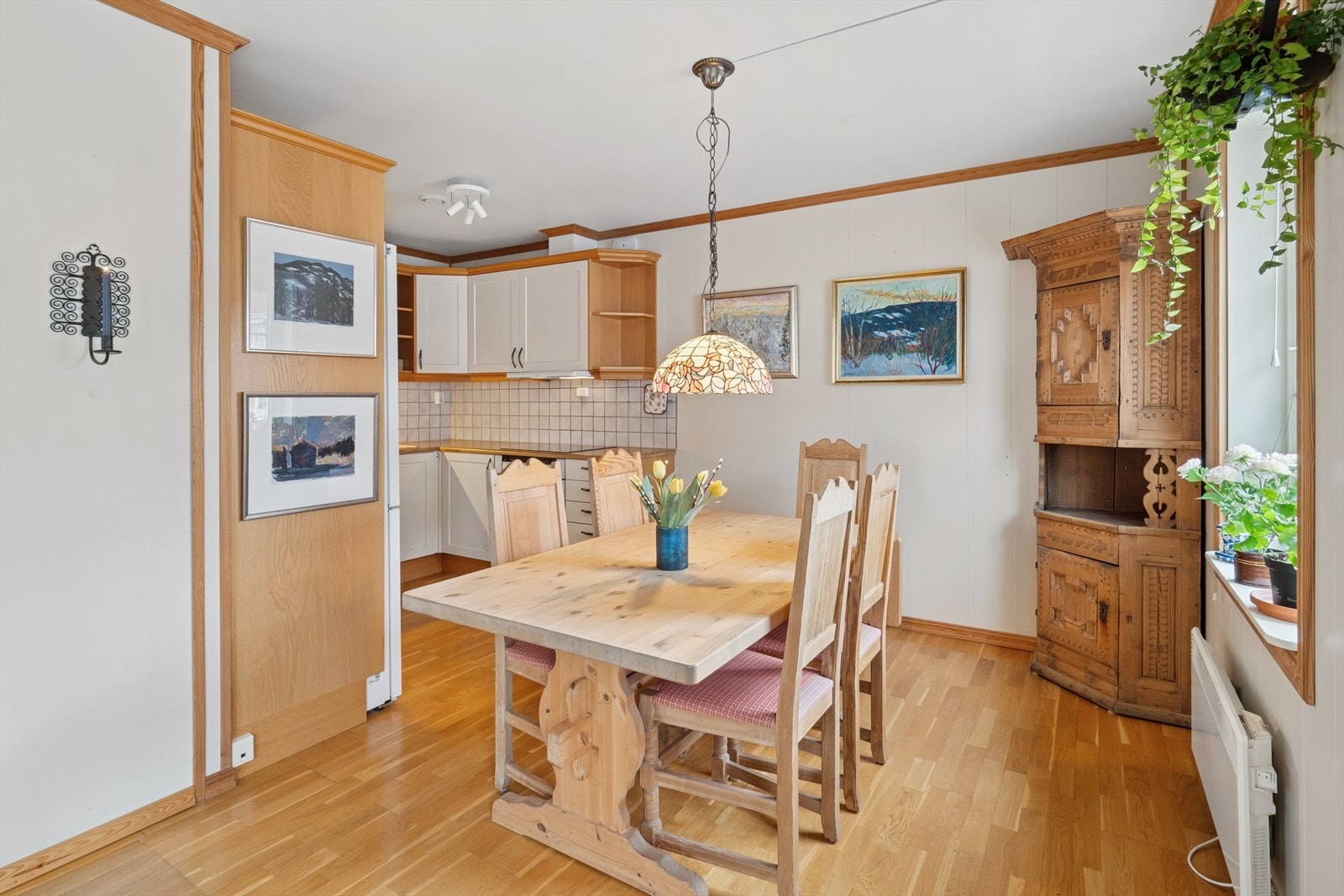 Stuen og kjøkkenet er samlet i en delvis åpen og sosial sone med god plass til spisebord. Galleribilde