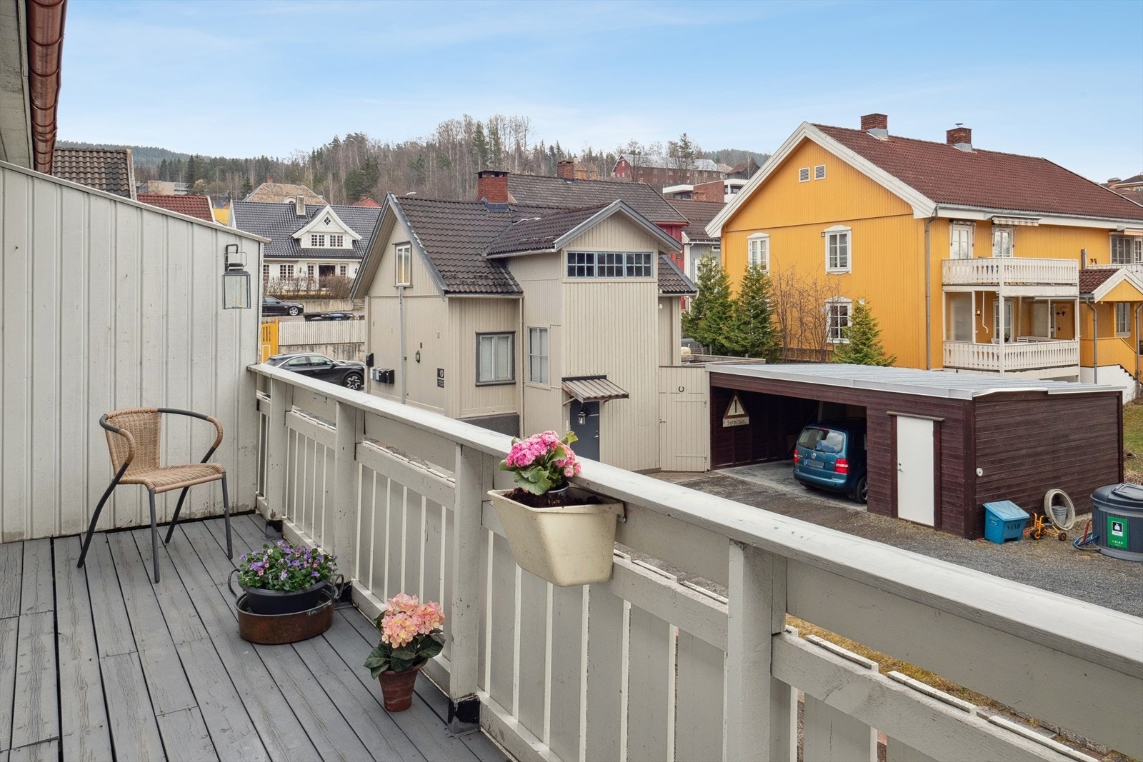 Fra altanen har man utsikt mot nærområdet. Galleribilde