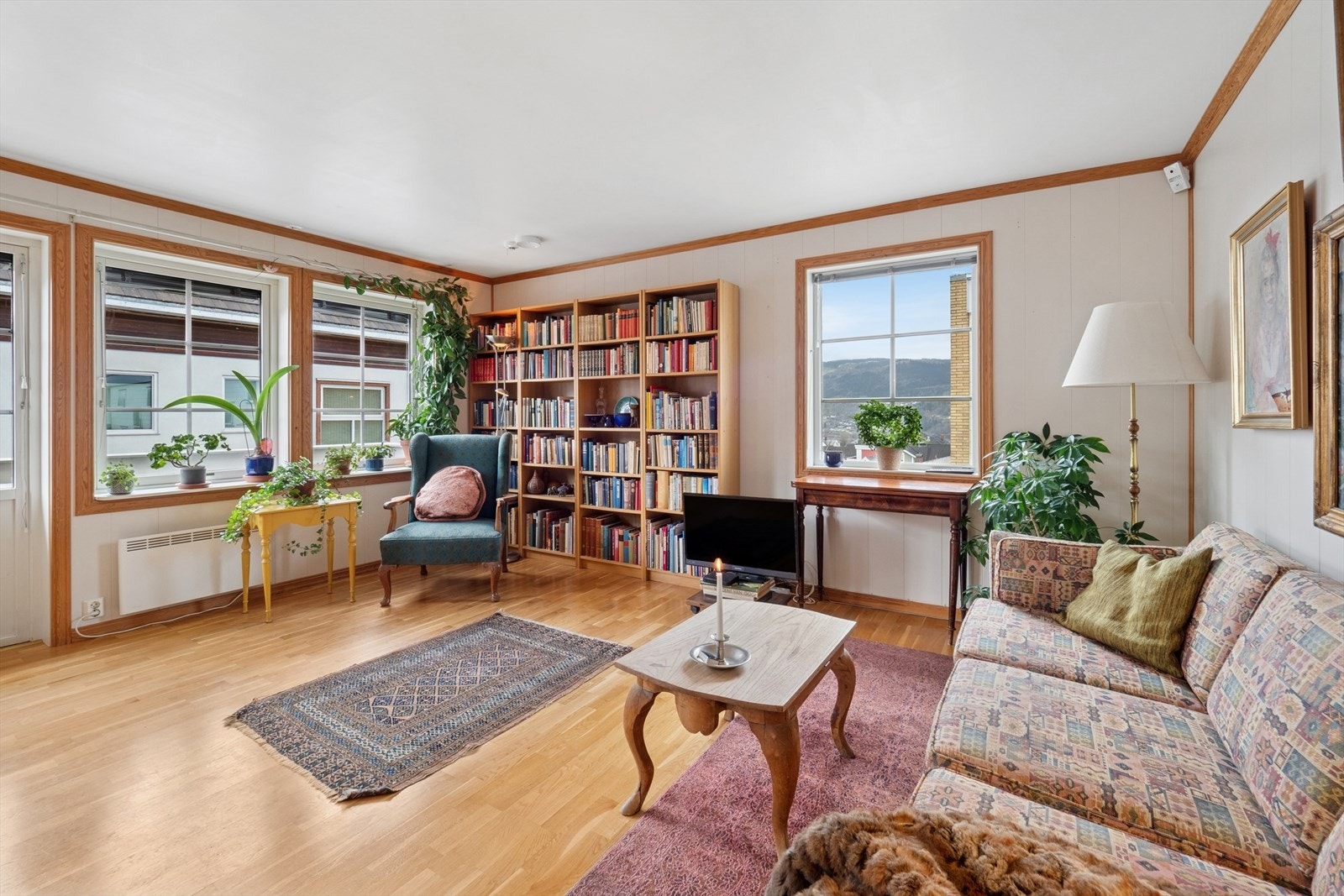 Romslig stue med parkett på gulvet. Galleribilde