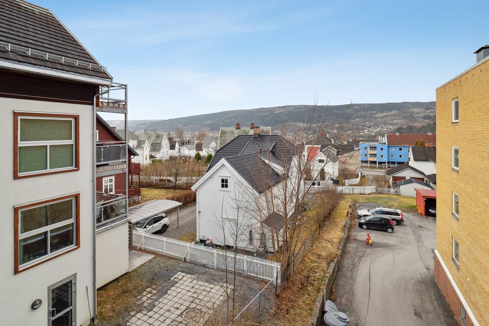 Kort gangavstand til Maihaugen, sykehuset, skoler og barnehager. Busstopp like ved boligen og kort avstand til Skysstasjonen med tog og buss. Lillehammer byr på flotte turmuligheter med stier til Kanalen, Birkebeinerstadion, Strandpromenaden og Mjøsa. Galleribilde