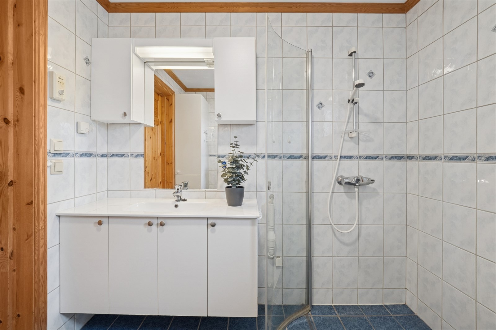 Innredningen består av servant og servantskap med malte glatte fronter. Gulvmontert toalett. Opplegg for vaskemaskin. Det er mekanisk avtrekk. Galleribilde