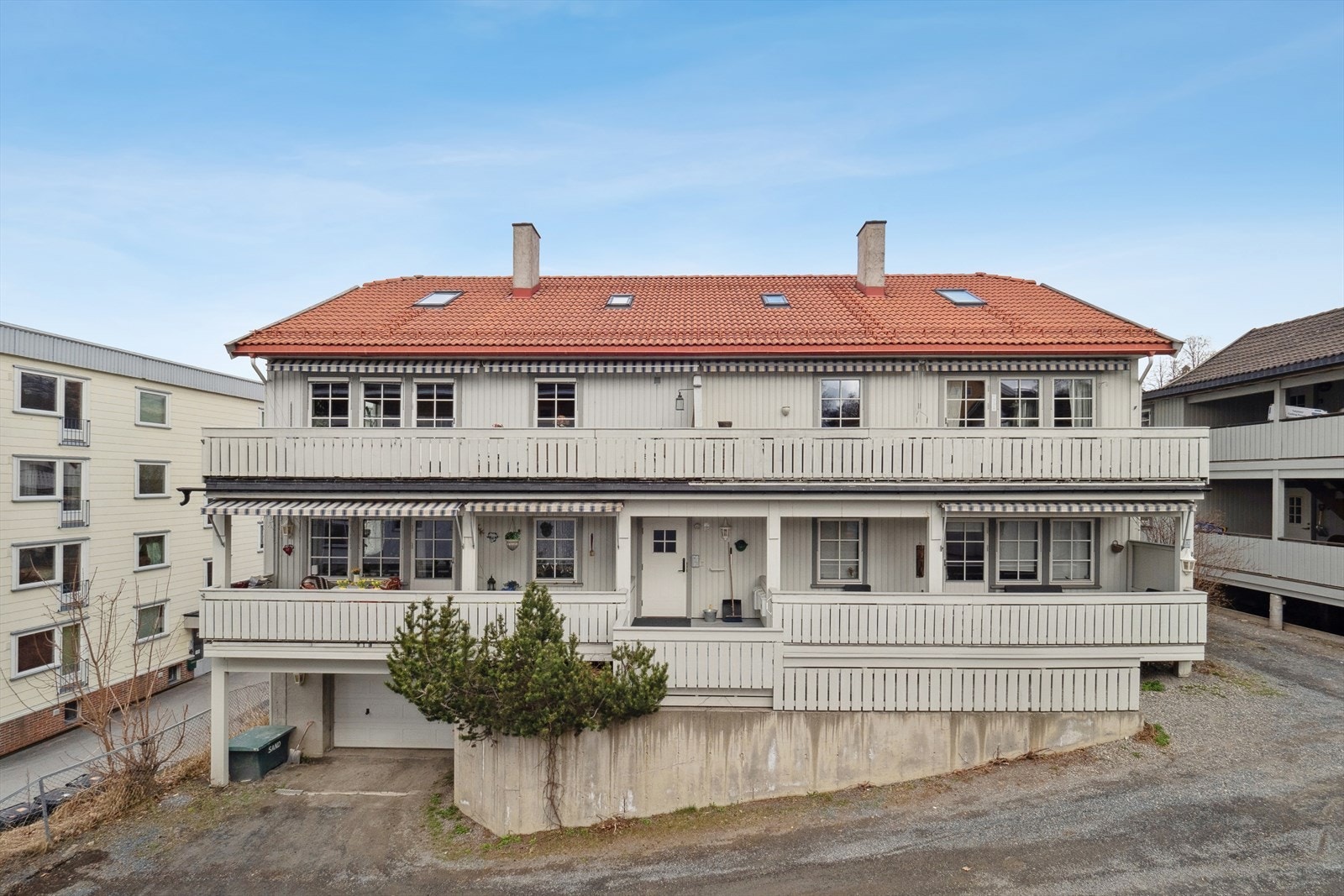 Leiligheten går over byggets to øverste etasjer, og har en fin uteplass. Galleribilde