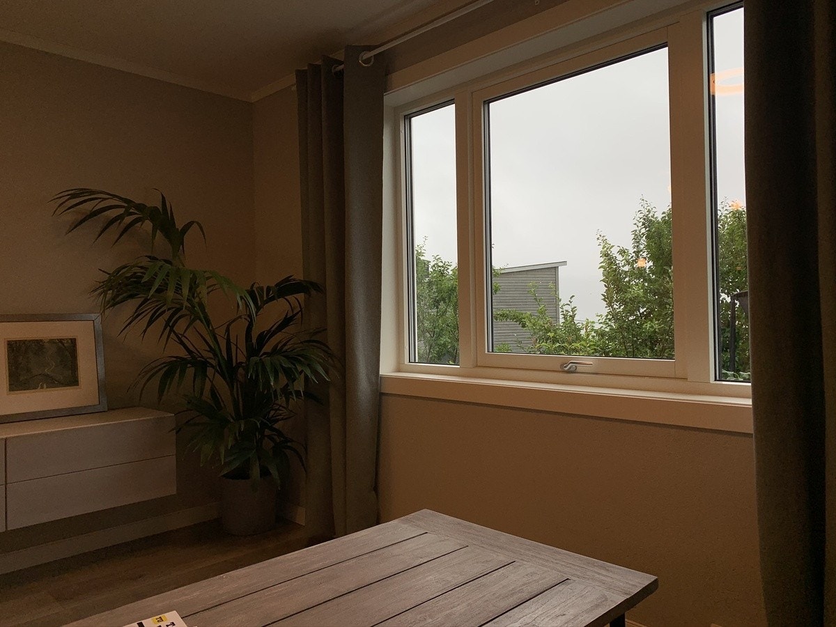 Utsikt ut vinduet i stua Galleribilde