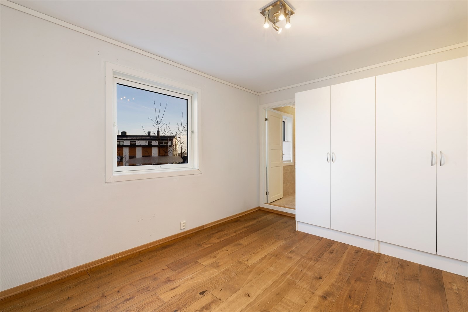 Soverom 1 med tilknytning til eget bad. Galleribilde