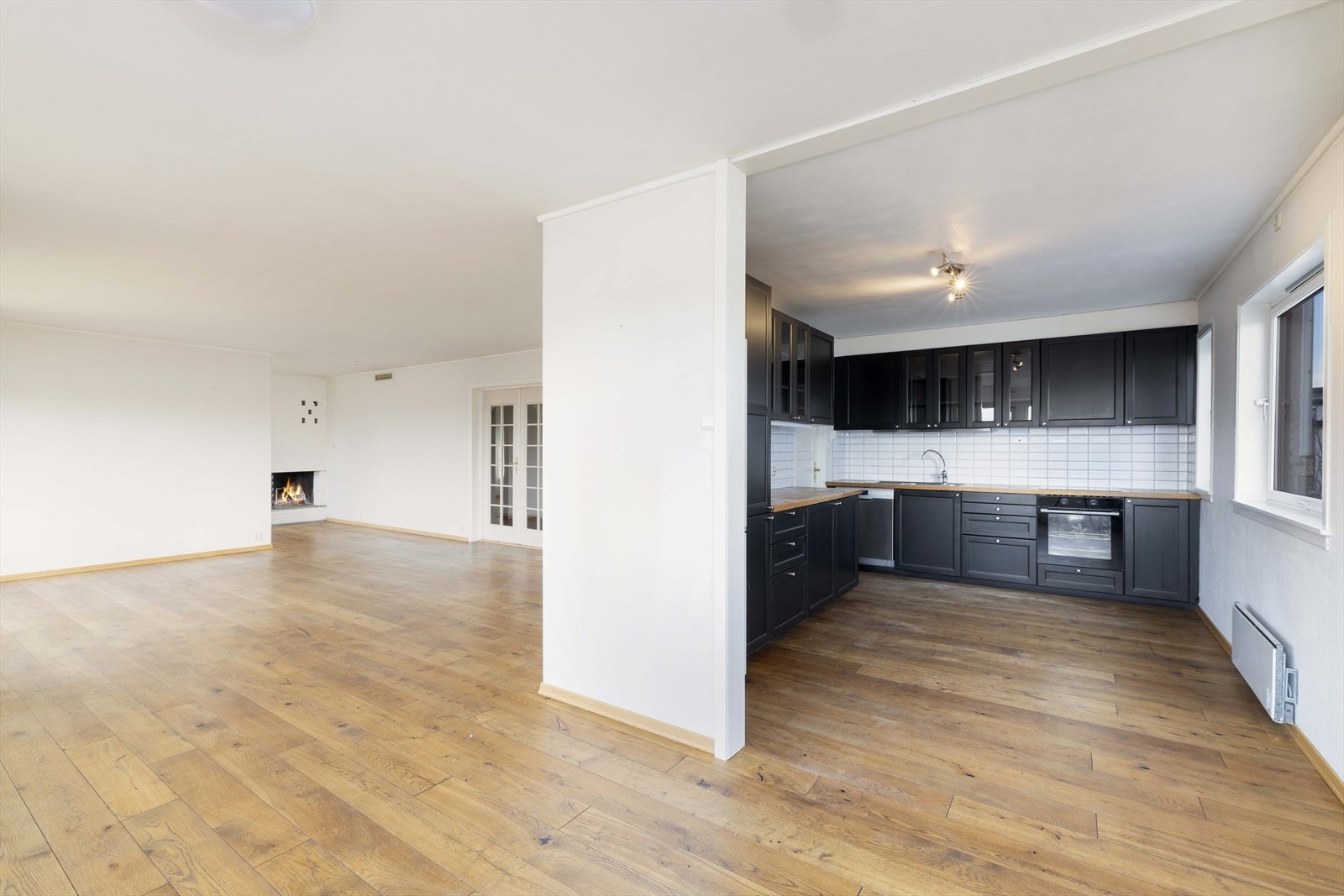 Stuen er åpen mot kjøkken. Galleribilde