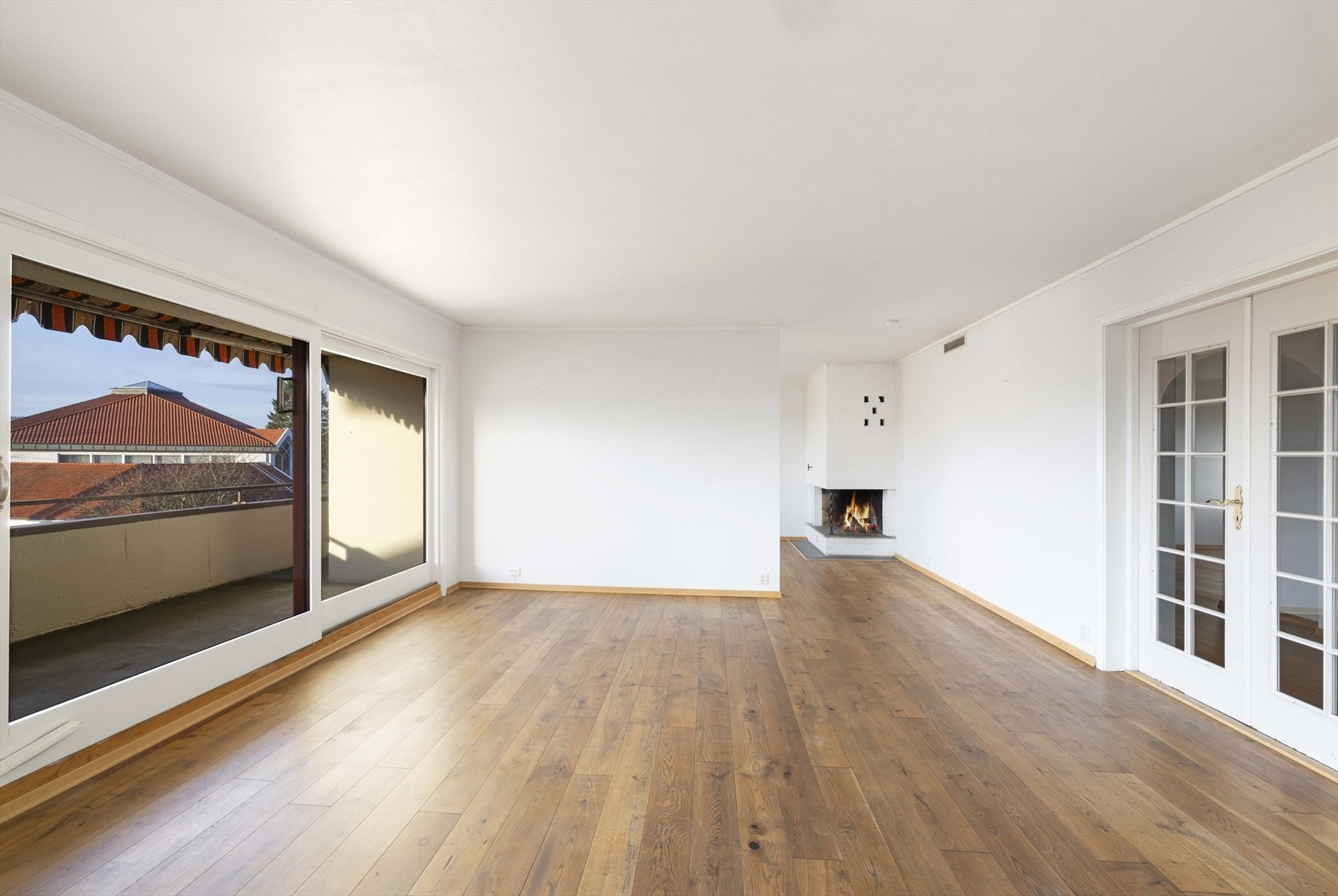 Skyvedør med utgang til solrik balkong Galleribilde