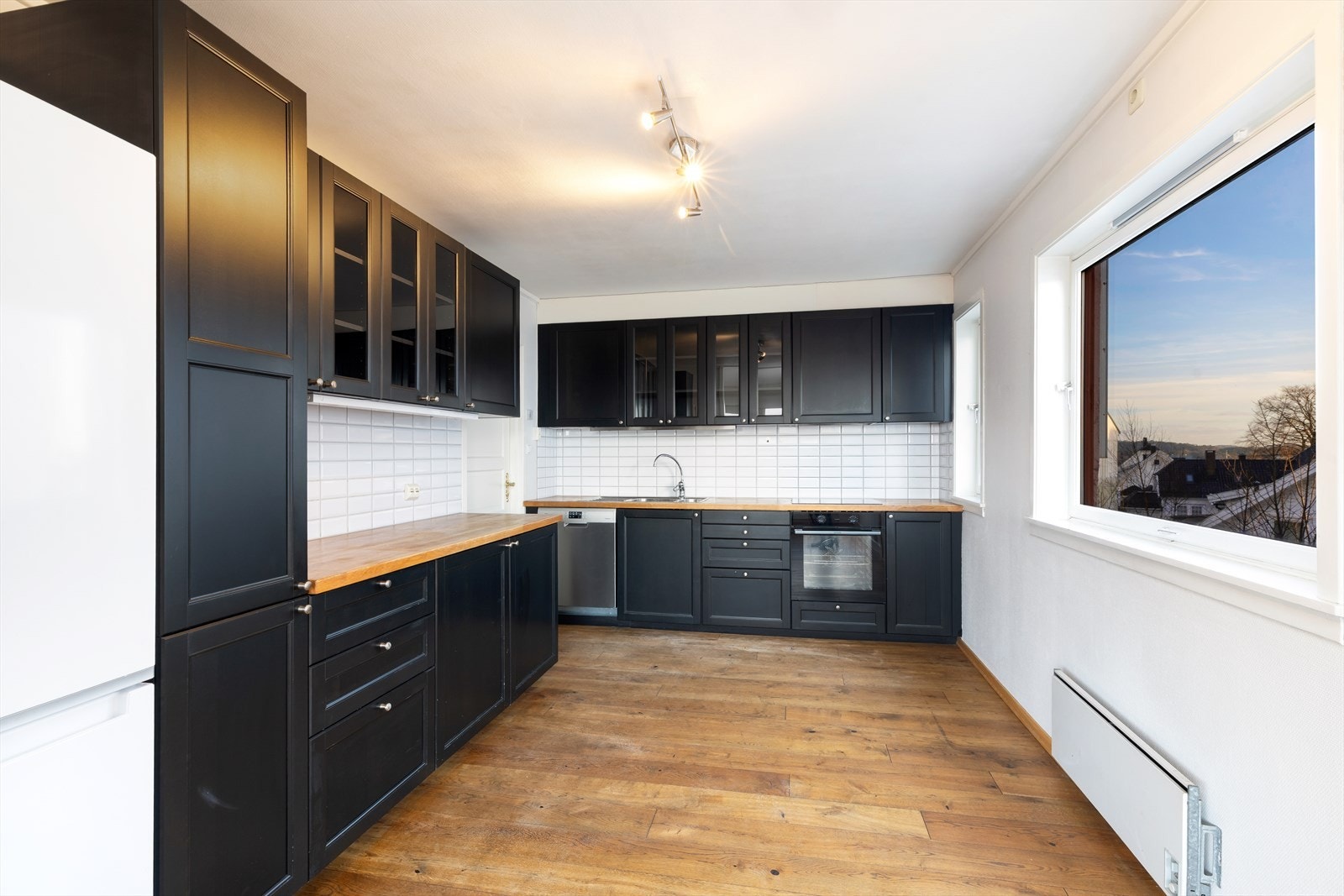 Alle hvitevarer medfølger salget. Galleribilde