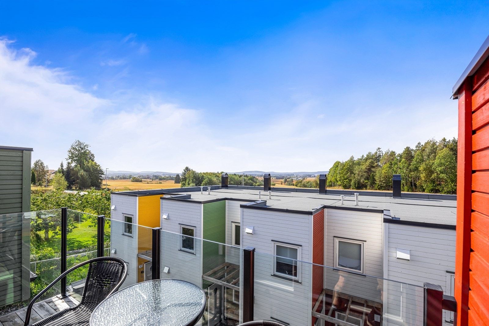 Godt utsyn fra balkongen over nærområdet, jordbruksarealer og helt til Romeriksåsen. Galleribilde