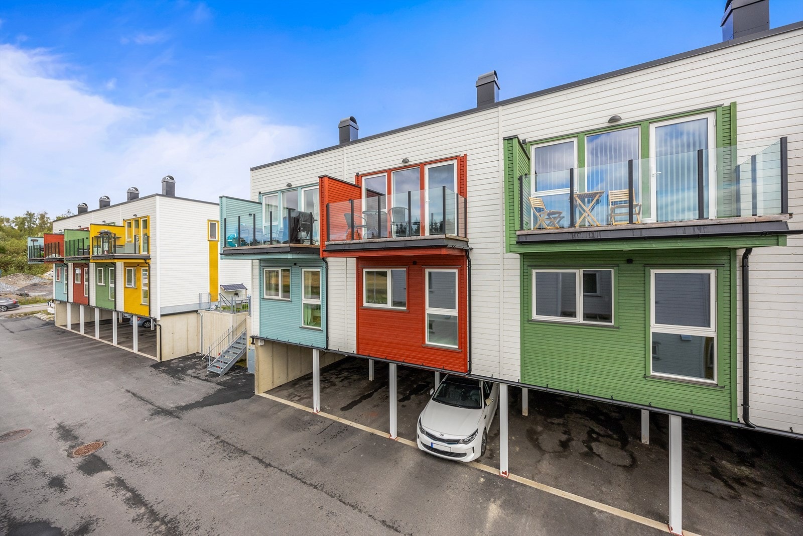 Det er tilhørende carport i underetasjen, med plass til 2 biler, og asfaltert dekke. Galleribilde