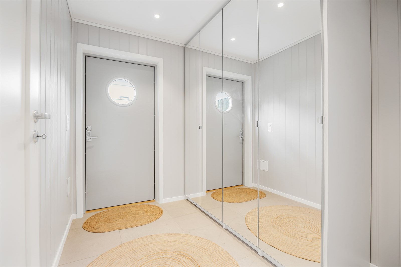 Entre med praktisk garderobeskap rett innen for døren. Galleribilde