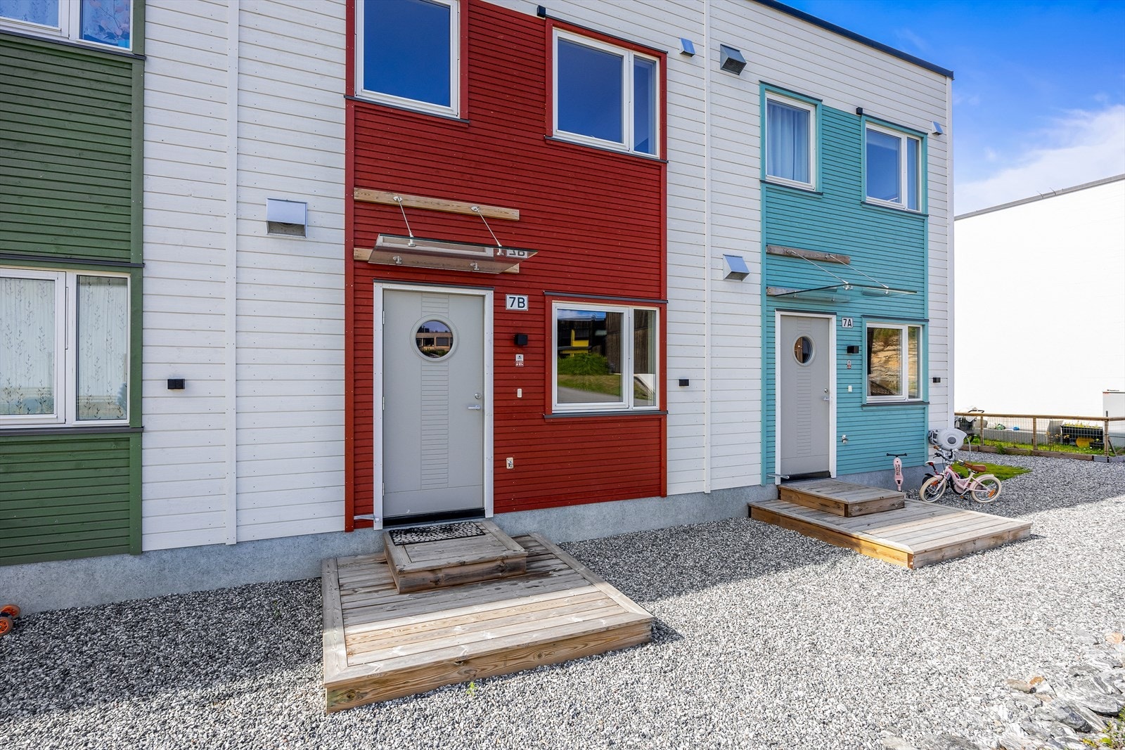 Boligen har inngangsparti med tretrapp og singlet/gruset adkomst. Galleribilde