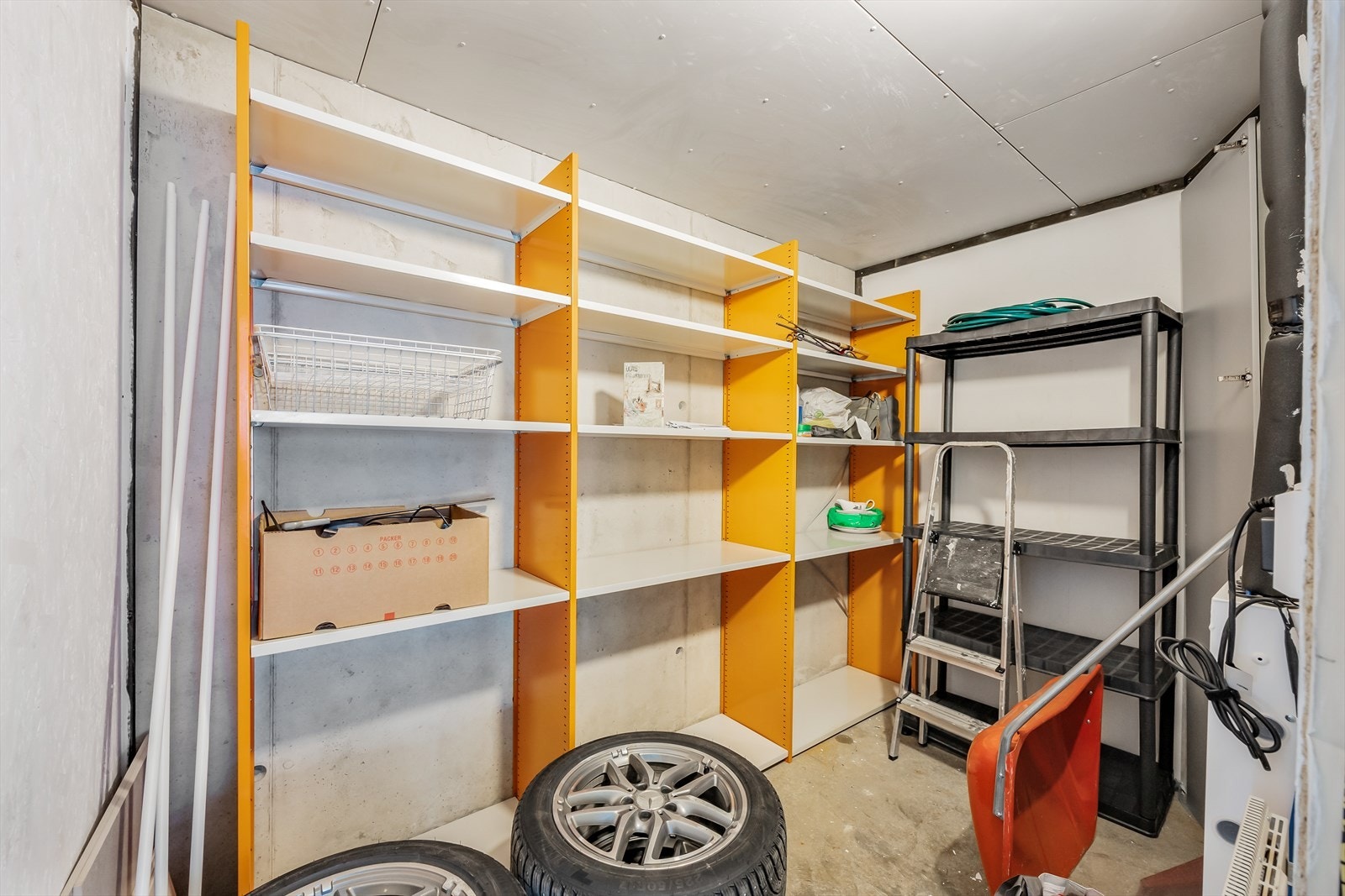 Sportsbod med reoler og gode lagringsmuligheter. Galleribilde