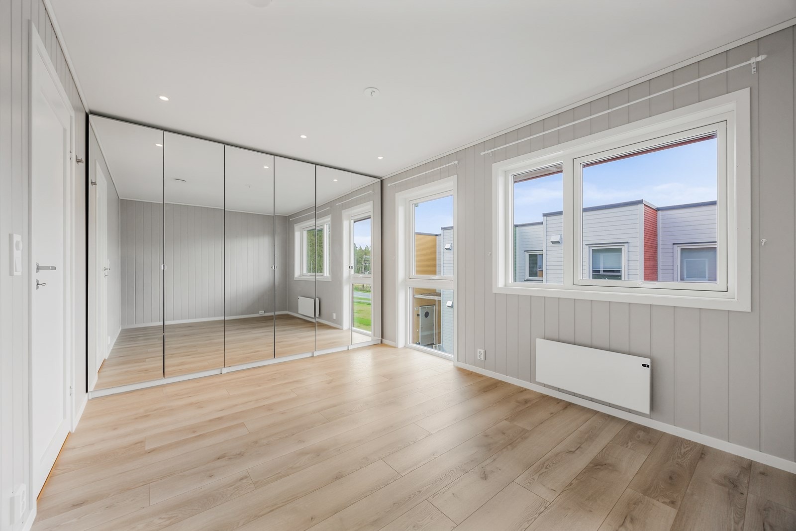 I hovedsoverommet er det en stor garderobe med speilfronter. Galleribilde