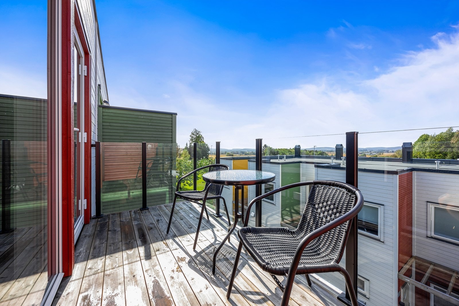 På balkongen har du plass til cafésett, og det er fine utsikts- solforhold. Galleribilde