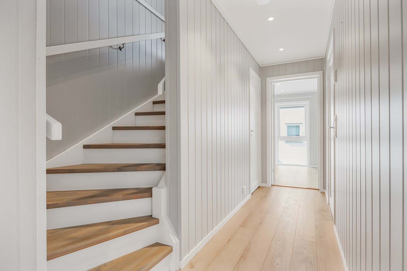 I 1. etasje er det ytterligere to soverom, gang, bad og teknisk rom. I tillegg er det en bod under trappen. Galleribilde