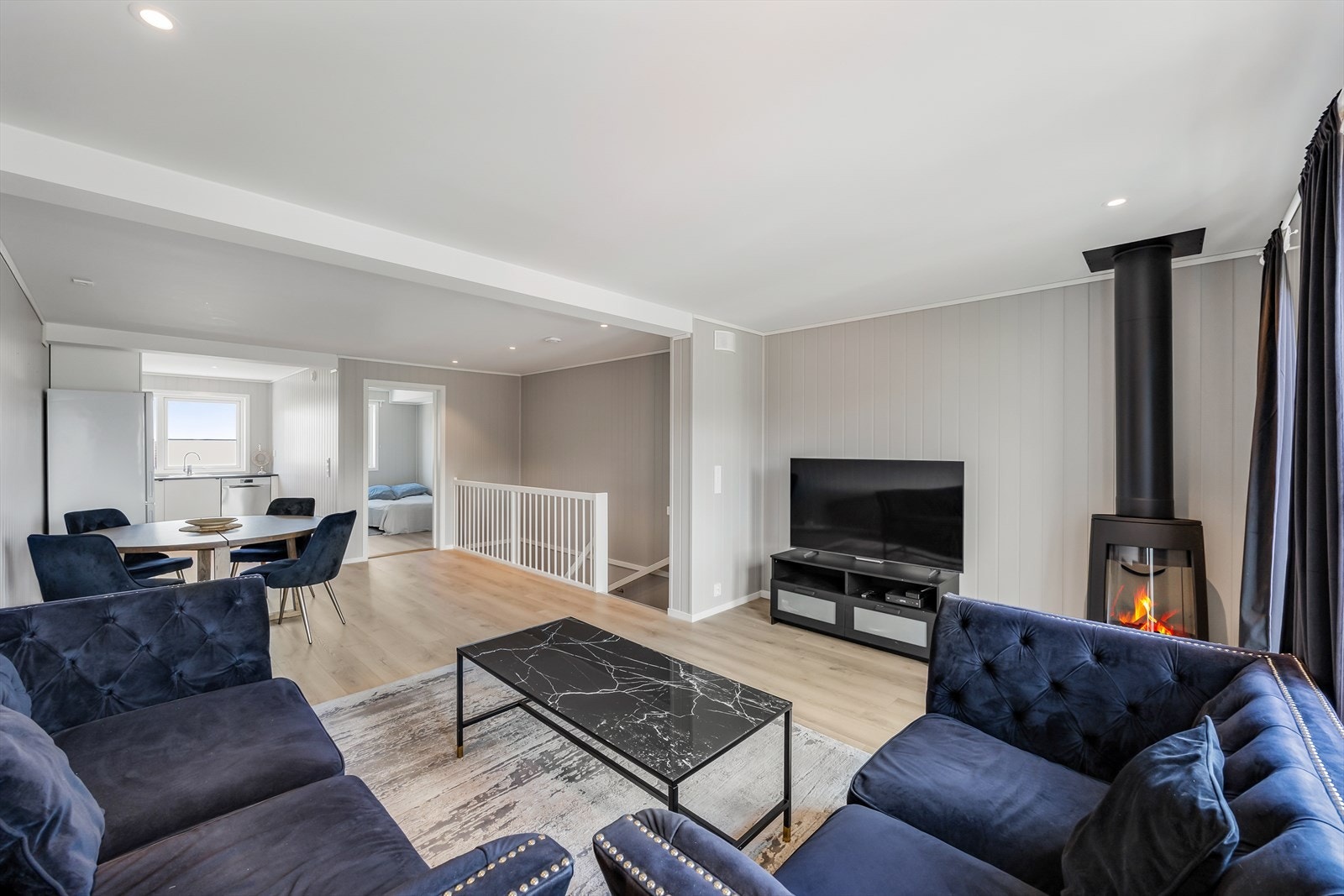 Det er utstrakt bruk av downlights i himlinger i boligen. Galleribilde