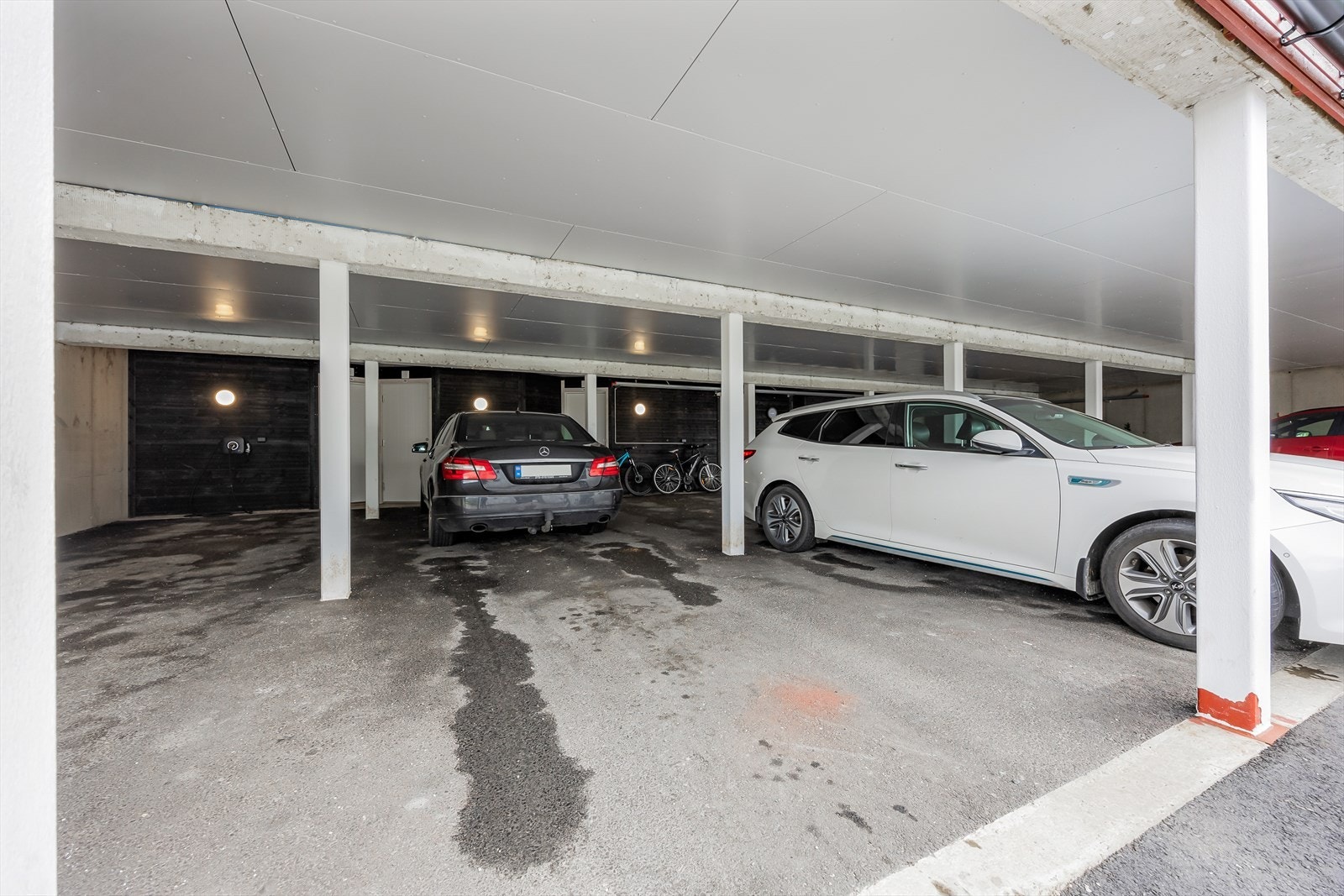 Det medfølger carport under boligen med plass til 2 biler i lengden, samt praktisk bod i bakkant av plassen. Galleribilde