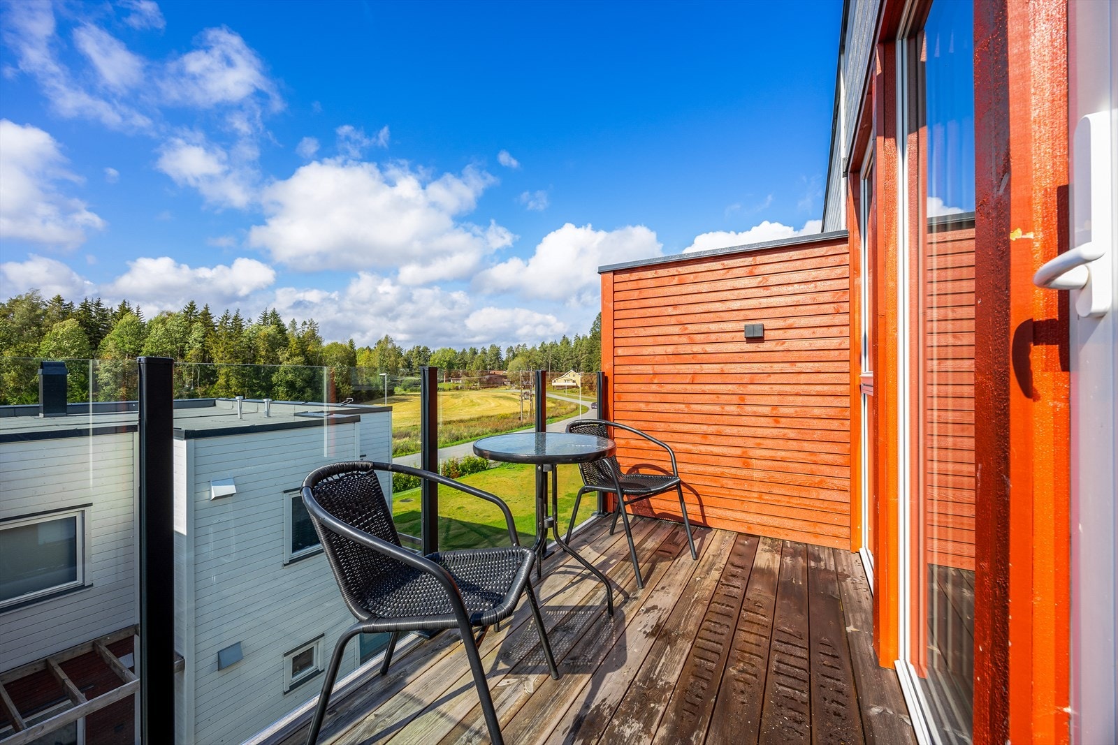 Det er utgang fra stuen til fin balkong på ca 5 kvm. Galleribilde