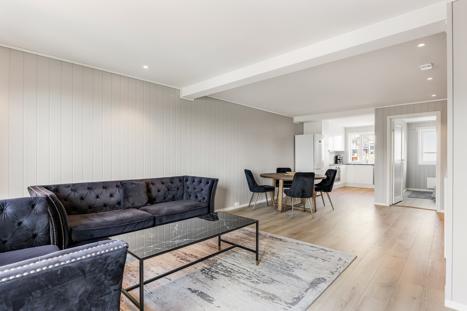 Lys og hyggelig stue med plass til sofamøblement. Galleribilde