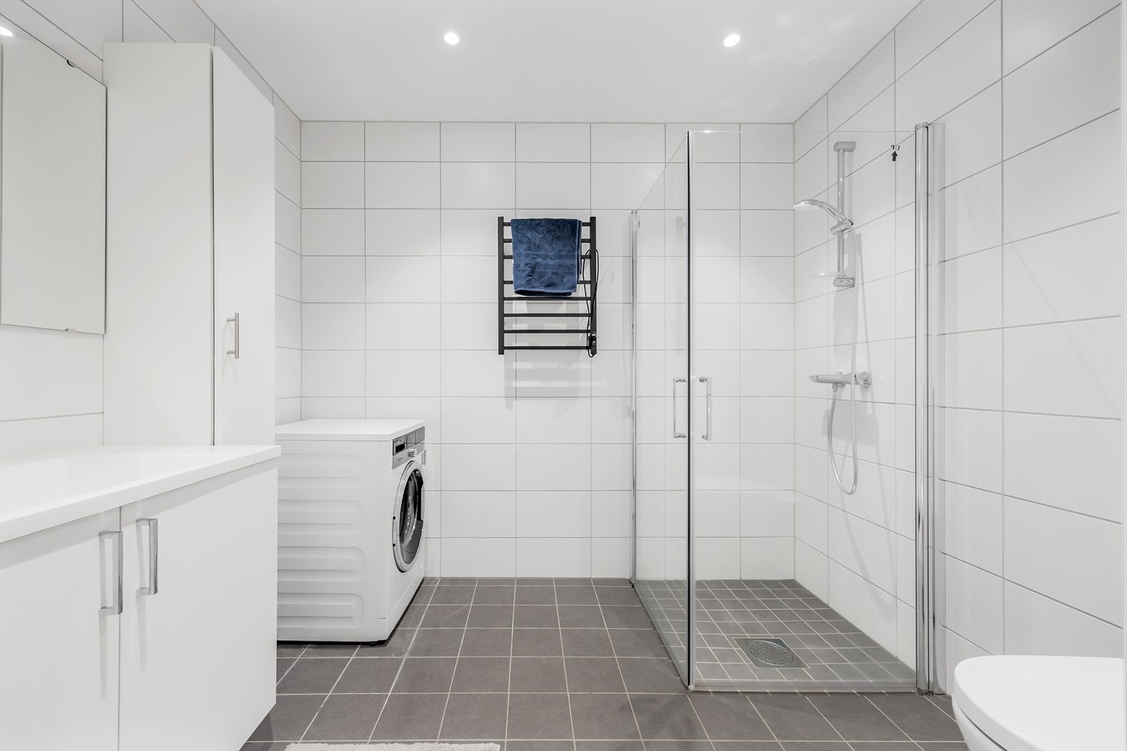 Fint flislagt bad med gulvvarme. Galleribilde