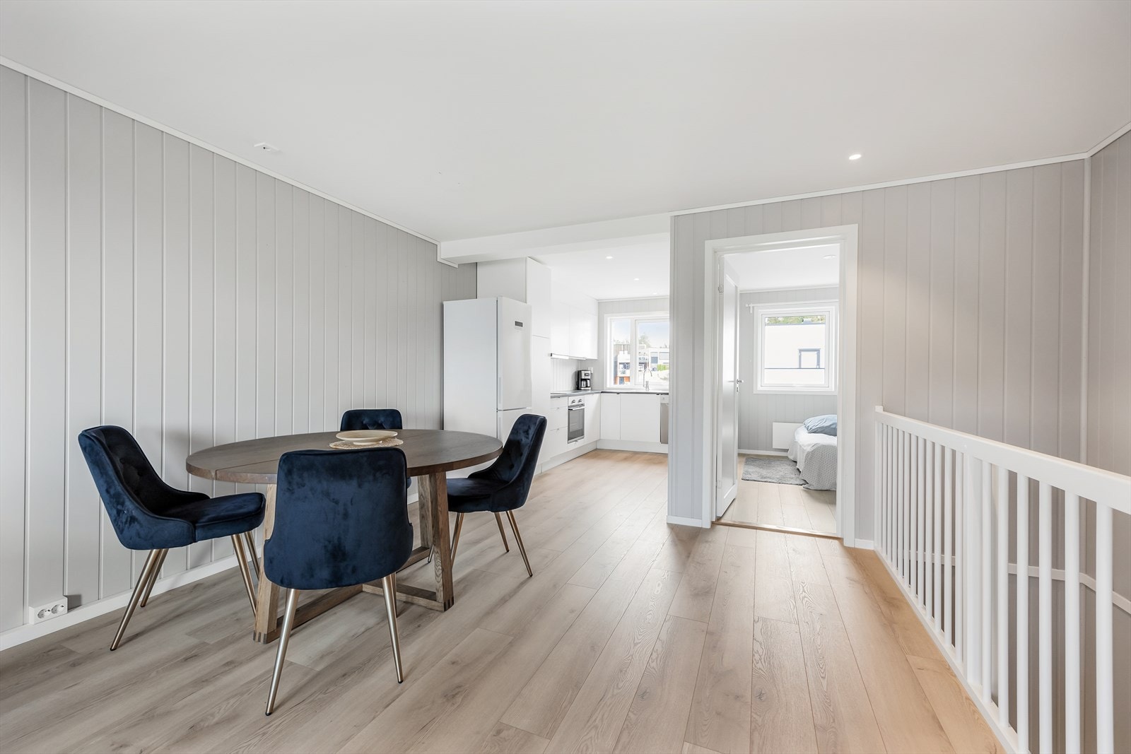 Det er god plass til spisebord utenfor kjøkkenet. Galleribilde