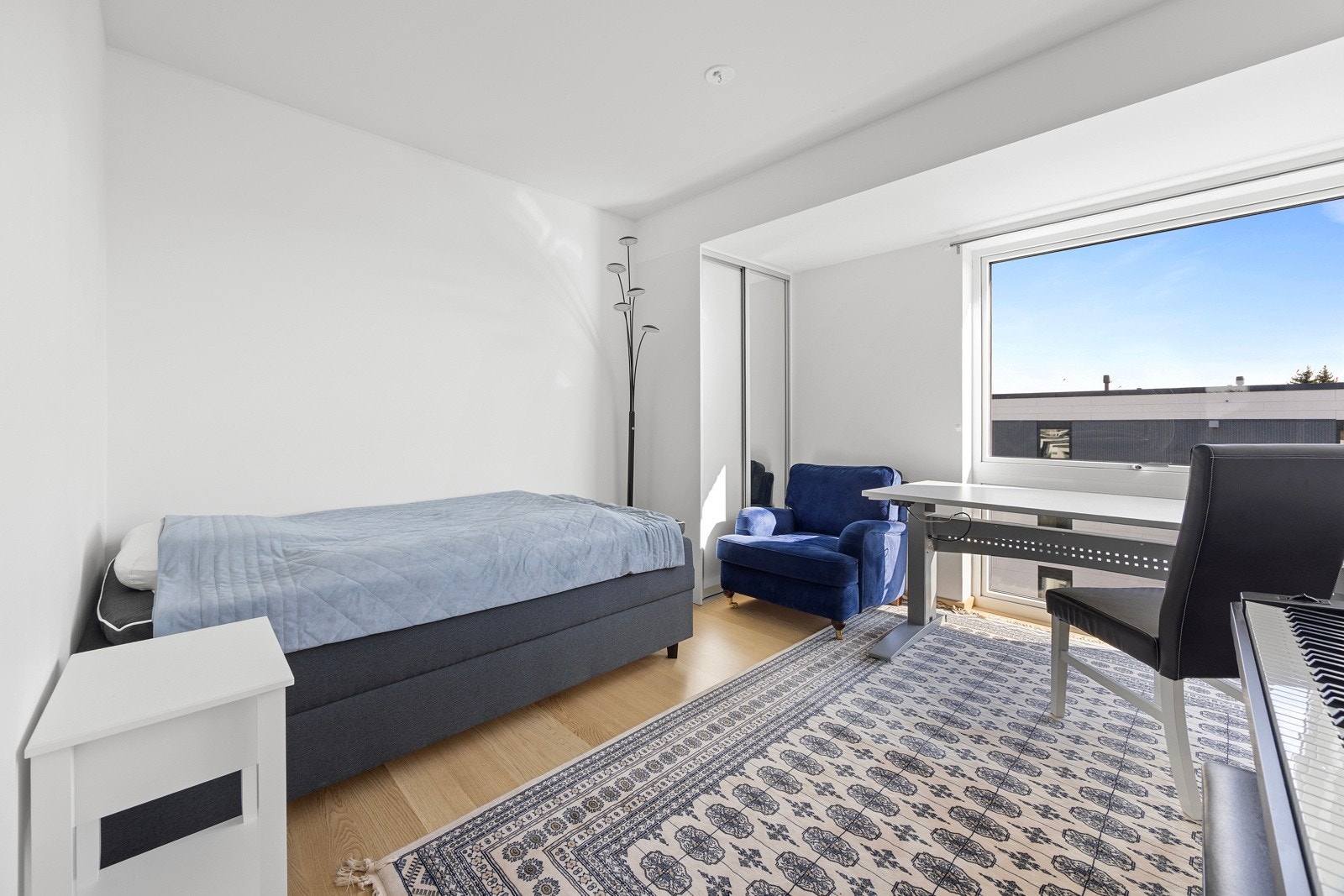 Soverom 2 har lysmalte veggflater og enstavs parkett på gulv. Galleribilde