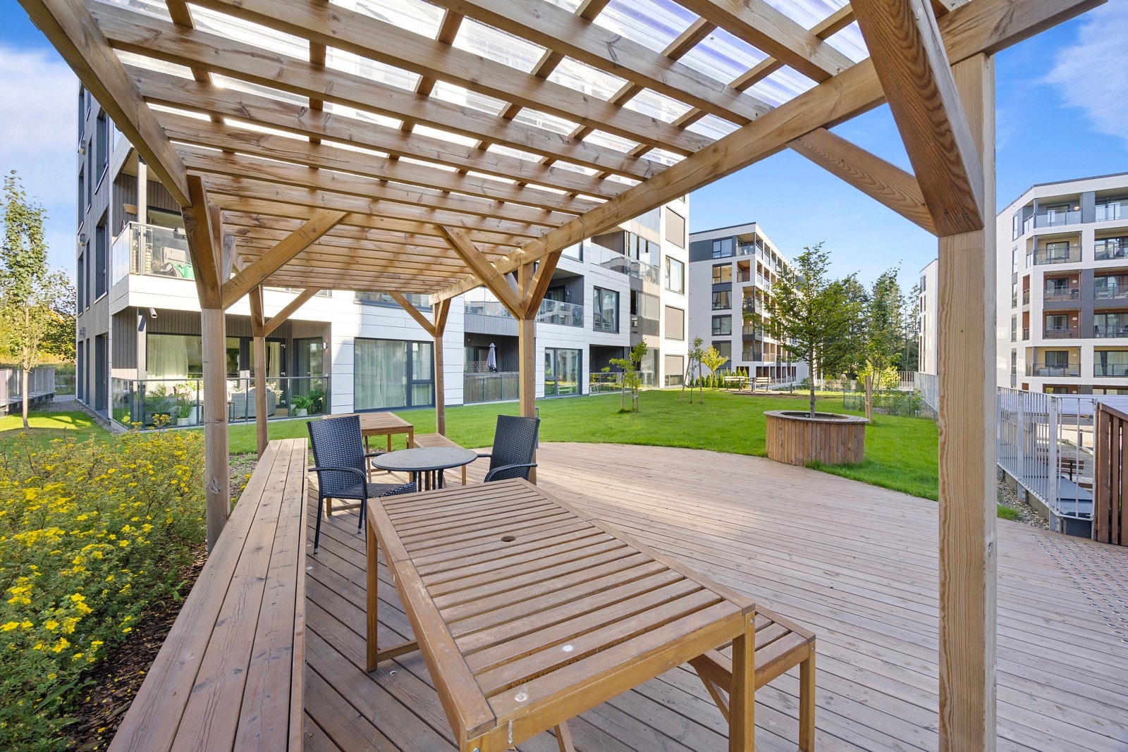 Med nærhet til skoler, barnehager, butikker, skog og mark, samt gangavstand til togstasjonen og hyppige bussavganger, ligger alt til rette for en praktisk og behagelig hverdag. Galleribilde