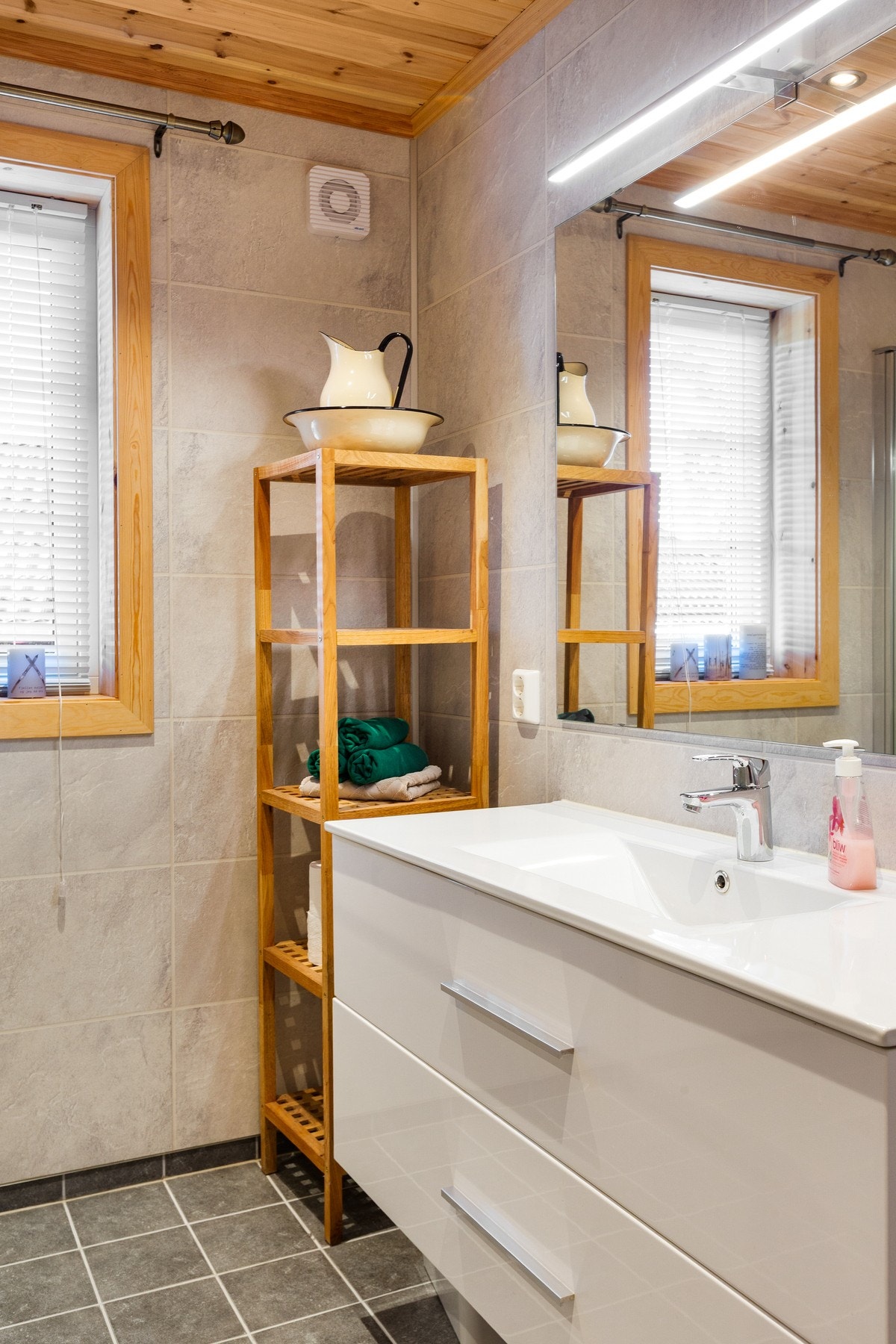 Badet har baderomsplater på vegg og flislagt gulv med varme. Galleribilde