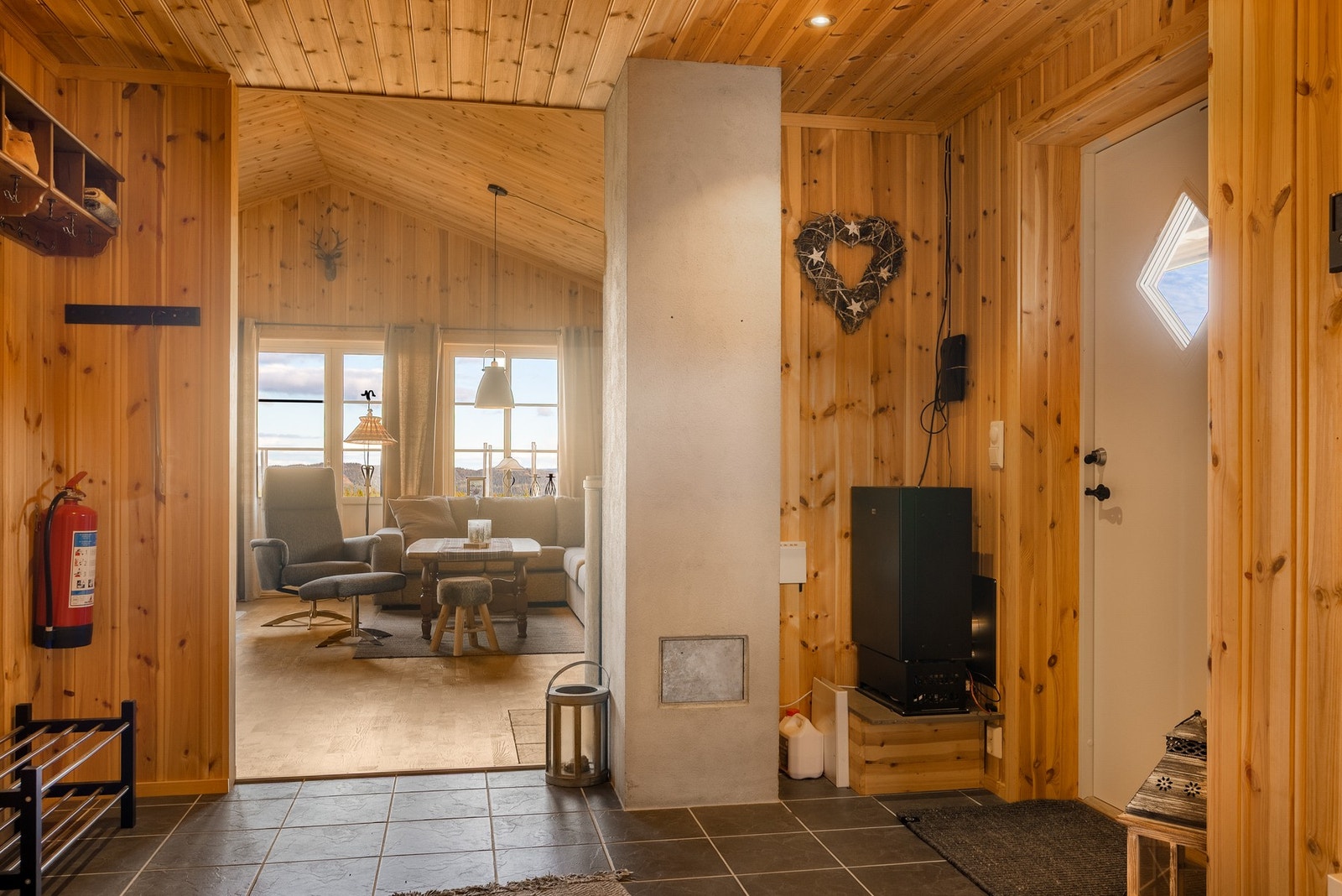 Praktiske fliser på gulvet, og Wallasovn med "ring-hytta-varm" funksjon, tilknyttet parafintank i plassbygd kasse ved yttervegg. Galleribilde