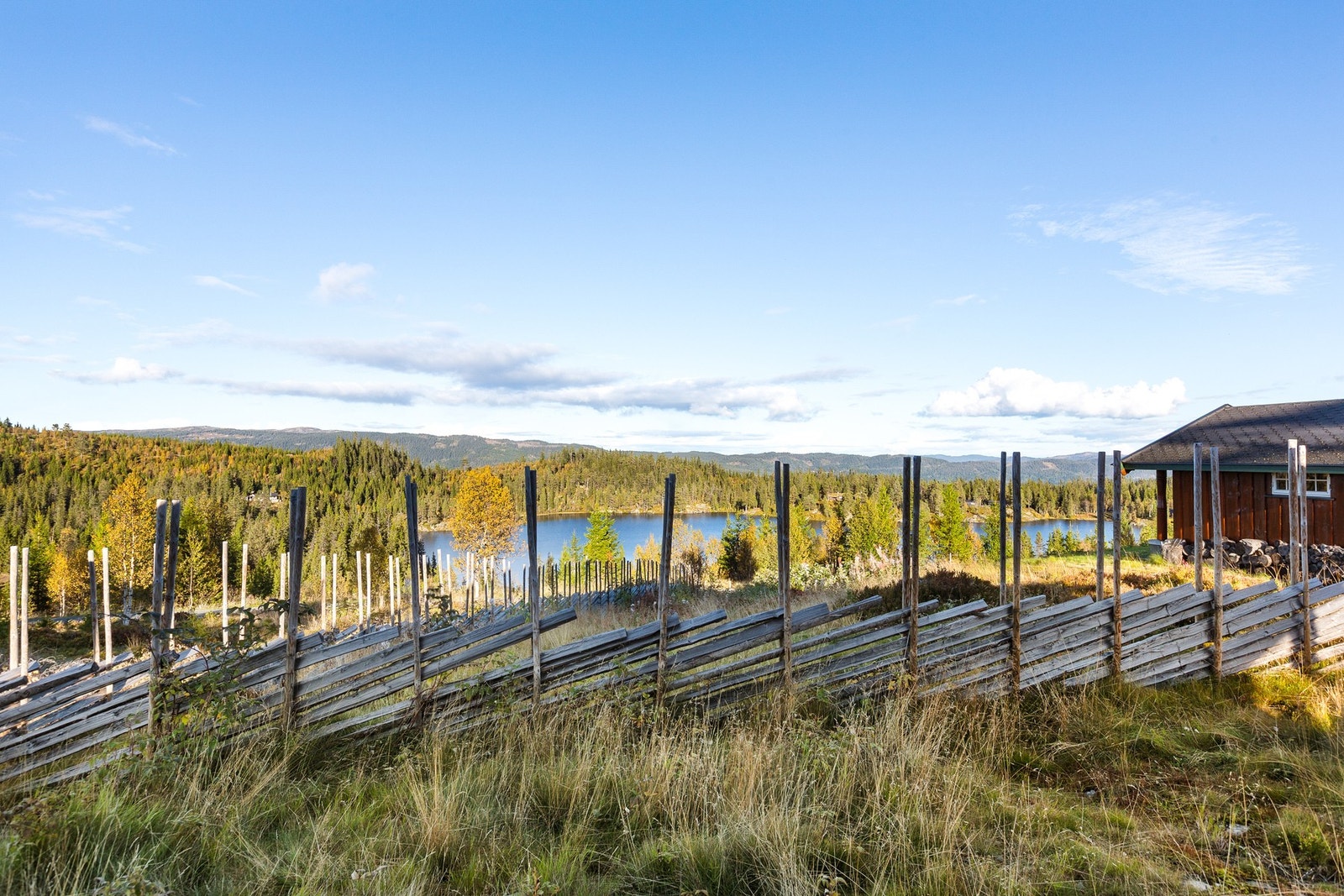 Eiendommen ligger fint til på høydedrag med gode solforhold og fin utsikt utover Damtjern og områdene rundt. Galleribilde