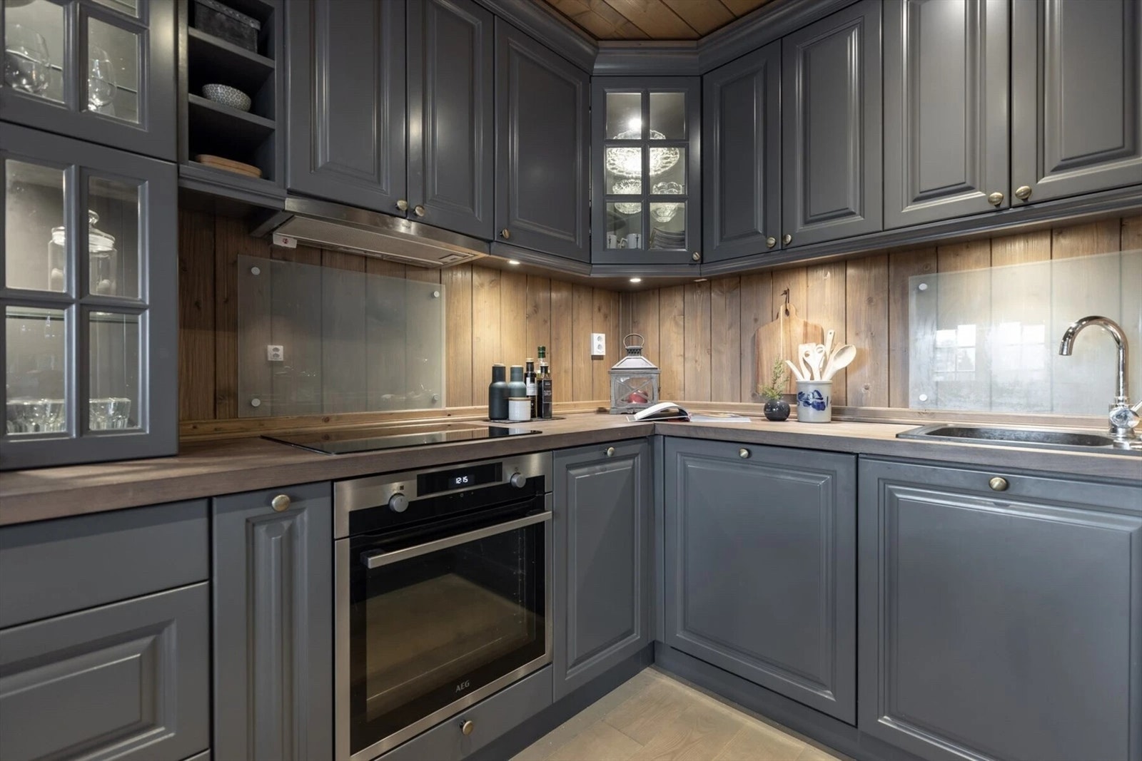 Flott kjøkkeninnredning med god plass og integrerte hvitevarer. Galleribilde